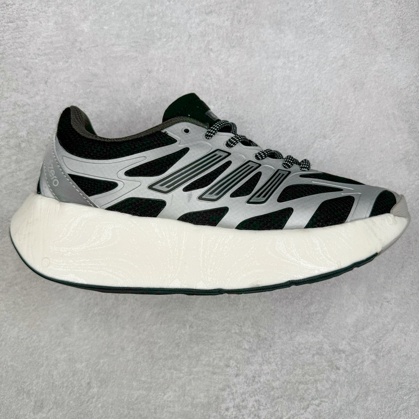 AD Adizero Aruku 全新跑鞋 以永动机为灵感的前卫造型 以及时下流行的厚底设定 让人无比期待 “Aruku” 在日文中是行走的意思 昭示了这是一双定位于大众日常训练或慢跑的鞋款 黑、白、红三色的撞色外观 搭配街头感、现代感十足的鞋面线条勾勒 格外引人注目 搭配丰沛的全新 Swirlfoam 泡棉厚底 虽然不像顶级竞速跑鞋那般极致 但也将日常舒适和时尚颜值平衡到位 尺码：36 36.5 37.5 38 38.5 39 40 40.5 41 42 42.5 43 44 44.5 45-选品中心