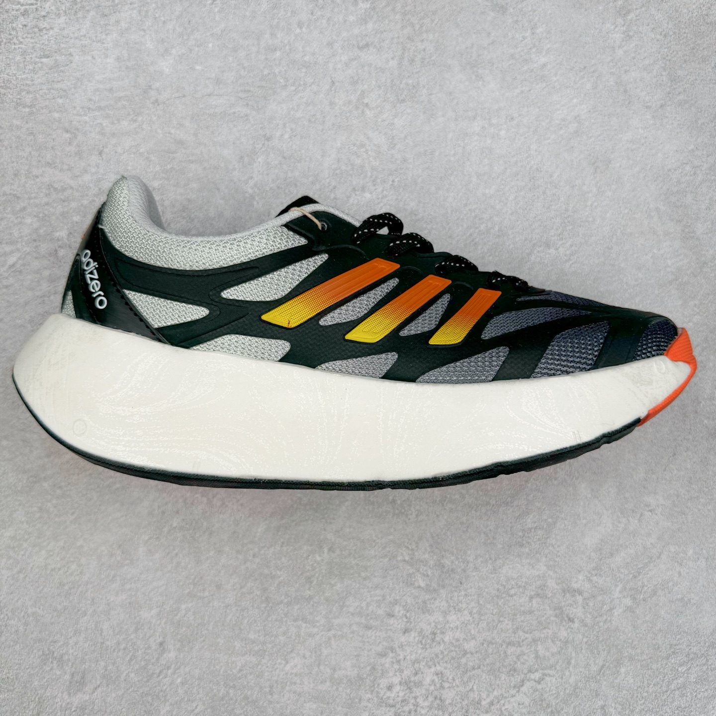 AD Adizero Aruku 全新跑鞋 以永动机为灵感的前卫造型 以及时下流行的厚底设定 让人无比期待 “Aruku” 在日文中是行走的意思 昭示了这是一双定位于大众日常训练或慢跑的鞋款 黑、白、红三色的撞色外观 搭配街头感、现代感十足的鞋面线条勾勒 格外引人注目 搭配丰沛的全新 Swirlfoam 泡棉厚底 虽然不像顶级竞速跑鞋那般极致 但也将日常舒适和时尚颜值平衡到位 尺码：36 36.5 37.5 38 38.5 39 40 40.5 41 42 42.5 43 44 44.5 45-选品中心