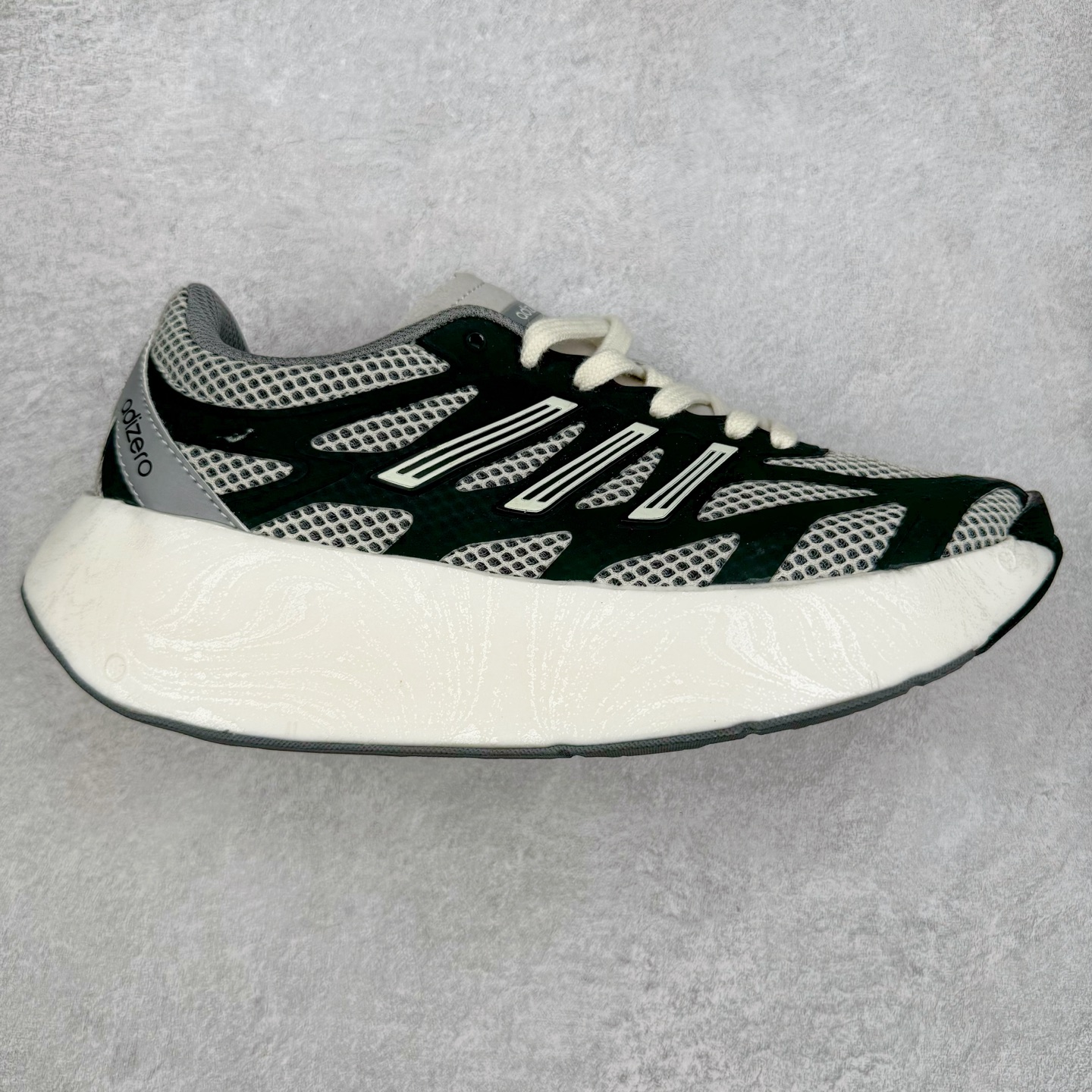 AD Adizero Aruku 全新跑鞋 以永动机为灵感的前卫造型 以及时下流行的厚底设定 让人无比期待 “Aruku” 在日文中是行走的意思 昭示了这是一双定位于大众日常训练或慢跑的鞋款 黑、白、红三色的撞色外观 搭配街头感、现代感十足的鞋面线条勾勒 格外引人注目 搭配丰沛的全新 Swirlfoam 泡棉厚底 虽然不像顶级竞速跑鞋那般极致 但也将日常舒适和时尚颜值平衡到位 尺码：36 36.5 37.5 38 38.5 39 40 40.5 41 42 42.5 43 44 44.5 45-选品中心