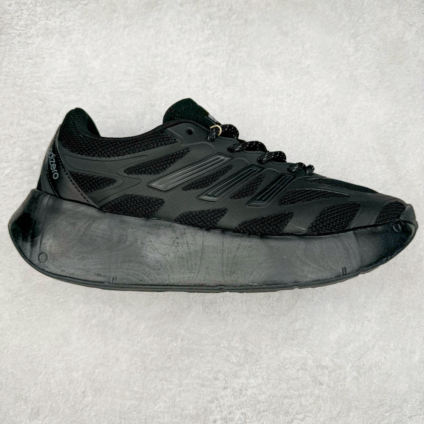 AD Adizero Aruku 全新跑鞋 以永动机为灵感的前卫造型 以及时下流行的厚底设定 让人无比期待 “Aruku” 在日文中是行走的意思 昭示了这是一双定位于大众日常训练或慢跑的鞋款 黑、白、红三色的撞色外观 搭配街头感、现代感十足的鞋面线条勾勒 格外引人注目 搭配丰沛的全新 Swirlfoam 泡棉厚底 虽然不像顶级竞速跑鞋那般极致 但也将日常舒适和时尚颜值平衡到位 尺码：36 36.5 37.5 38 38.5 39 40 40.5 41 42 42.5 43 44 44.5 45-选品中心