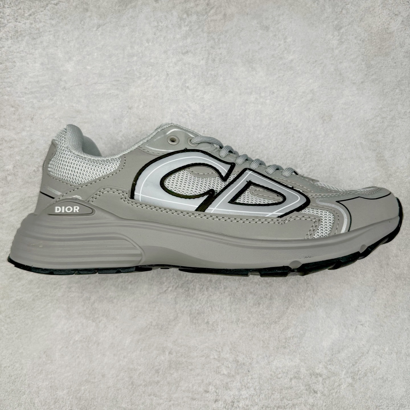 ＃福利特价 Dior B30 迪奥网眼织物低帮运动休闲鞋 该款系列采用黑网色眼织物白和色科技料面精心制 作饰以反光“CD30”图形标志 外格轻盈的刻雕效果橡胶鞋搭底配标志性点的缀提升格调 内弹部力细节塑造想理的舒适穿着体验可与各休式闲造型配搭 彰显尚时现代的运风动范 尺码：36 37 35 39 40 41 42 43 44 45-选品中心