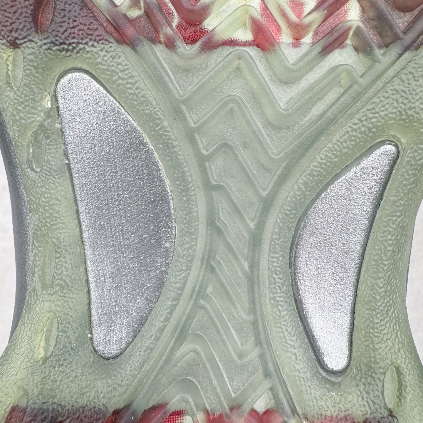 图片[12]-NK Air Foamposite One \\\”Tekken 8\\\” 铁拳喷 三岛一八 HF6367-001 莞产原底面 公司渠道同模具 鞋型发泡360度无死角 双层Zoom气垫植入 中底完美注胶 搭载原厂碳纤维材质 诞生于1997年的NK Air Foamposite系列可以说是整个球鞋历史上最为经典的系列之一 也就是我们常说的“喷”和“泡” 其中“喷”由Foamposite One代言人Penny的英文音译而来 而“泡”则来源于另一款鞋型 Foamposite Pro中\\\”pro\\\”的音译 在诞生初期 由于高昂的造价以及超前的外形 Foamposite系列的反对者不在少数 甚至有人认为这款鞋会毁掉整个球鞋行业 但事实证明这双灵感来自于甲虫 自带“黑科技”鞋面以及双层Zoom+大块碳板的太空球鞋不仅受到了大众的接受与追捧 并且成功的影响了篮球鞋的发展 尺码：38.5 39 40 40.5 41 42 42.5 43 44 44.5 45 46-选品中心