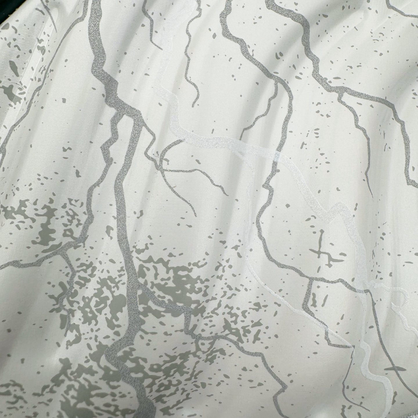 图片[14]-NK Air Foamposite One \\\”Tekken 8\\\” 铁拳喷 三岛一八 HF6367-001 莞产原底面 公司渠道同模具 鞋型发泡360度无死角 双层Zoom气垫植入 中底完美注胶 搭载原厂碳纤维材质 诞生于1997年的NK Air Foamposite系列可以说是整个球鞋历史上最为经典的系列之一 也就是我们常说的“喷”和“泡” 其中“喷”由Foamposite One代言人Penny的英文音译而来 而“泡”则来源于另一款鞋型 Foamposite Pro中\\\”pro\\\”的音译 在诞生初期 由于高昂的造价以及超前的外形 Foamposite系列的反对者不在少数 甚至有人认为这款鞋会毁掉整个球鞋行业 但事实证明这双灵感来自于甲虫 自带“黑科技”鞋面以及双层Zoom+大块碳板的太空球鞋不仅受到了大众的接受与追捧 并且成功的影响了篮球鞋的发展 尺码：38.5 39 40 40.5 41 42 42.5 43 44 44.5 45 46-选品中心