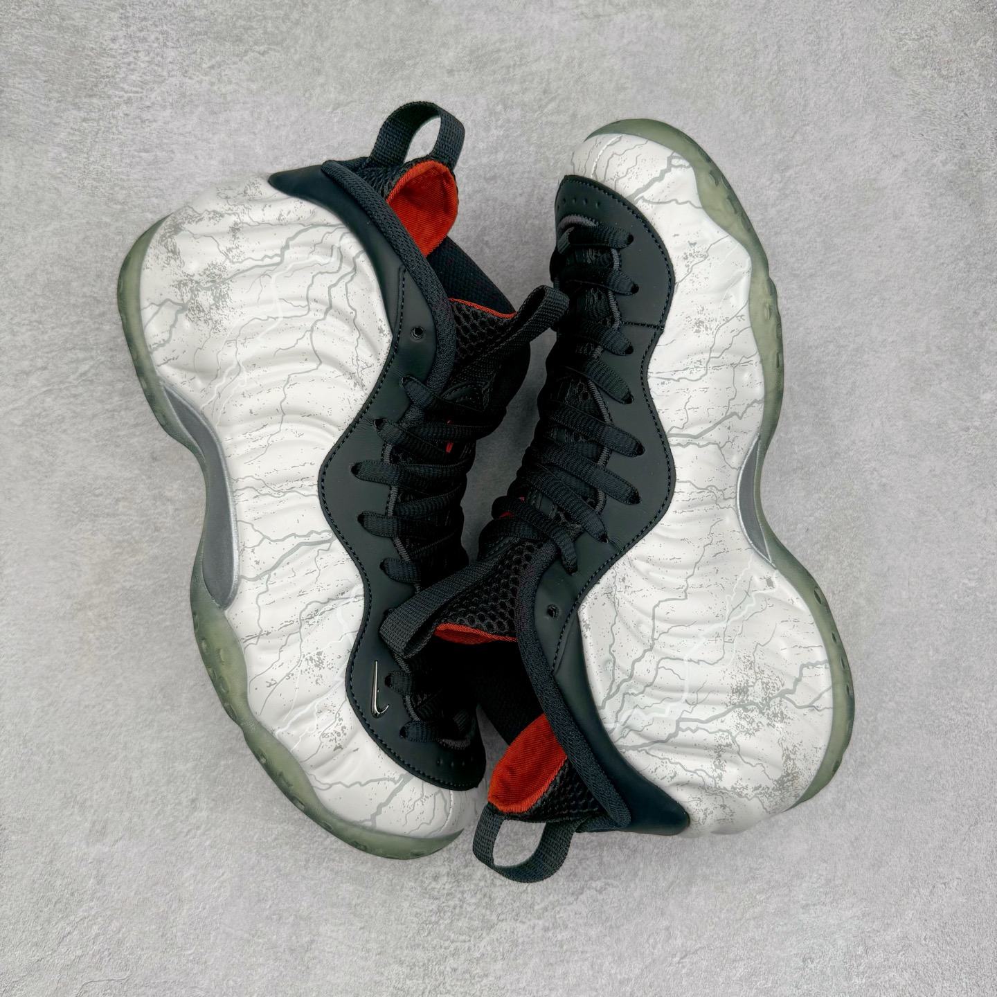 图片[3]-NK Air Foamposite One \\\”Tekken 8\\\” 铁拳喷 三岛一八 HF6367-001 莞产原底面 公司渠道同模具 鞋型发泡360度无死角 双层Zoom气垫植入 中底完美注胶 搭载原厂碳纤维材质 诞生于1997年的NK Air Foamposite系列可以说是整个球鞋历史上最为经典的系列之一 也就是我们常说的“喷”和“泡” 其中“喷”由Foamposite One代言人Penny的英文音译而来 而“泡”则来源于另一款鞋型 Foamposite Pro中\\\”pro\\\”的音译 在诞生初期 由于高昂的造价以及超前的外形 Foamposite系列的反对者不在少数 甚至有人认为这款鞋会毁掉整个球鞋行业 但事实证明这双灵感来自于甲虫 自带“黑科技”鞋面以及双层Zoom+大块碳板的太空球鞋不仅受到了大众的接受与追捧 并且成功的影响了篮球鞋的发展 尺码：38.5 39 40 40.5 41 42 42.5 43 44 44.5 45 46-选品中心