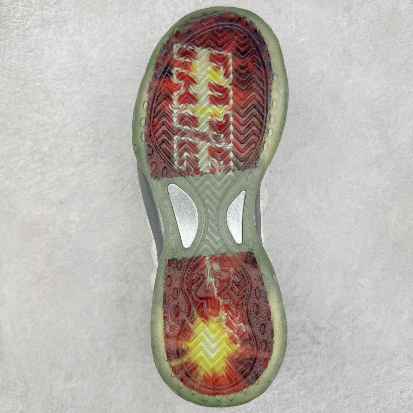 图片[9]-NK Air Foamposite One \\\”Tekken 8\\\” 铁拳喷 三岛一八 HF6367-001 莞产原底面 公司渠道同模具 鞋型发泡360度无死角 双层Zoom气垫植入 中底完美注胶 搭载原厂碳纤维材质 诞生于1997年的NK Air Foamposite系列可以说是整个球鞋历史上最为经典的系列之一 也就是我们常说的“喷”和“泡” 其中“喷”由Foamposite One代言人Penny的英文音译而来 而“泡”则来源于另一款鞋型 Foamposite Pro中\\\”pro\\\”的音译 在诞生初期 由于高昂的造价以及超前的外形 Foamposite系列的反对者不在少数 甚至有人认为这款鞋会毁掉整个球鞋行业 但事实证明这双灵感来自于甲虫 自带“黑科技”鞋面以及双层Zoom+大块碳板的太空球鞋不仅受到了大众的接受与追捧 并且成功的影响了篮球鞋的发展 尺码：38.5 39 40 40.5 41 42 42.5 43 44 44.5 45 46-选品中心