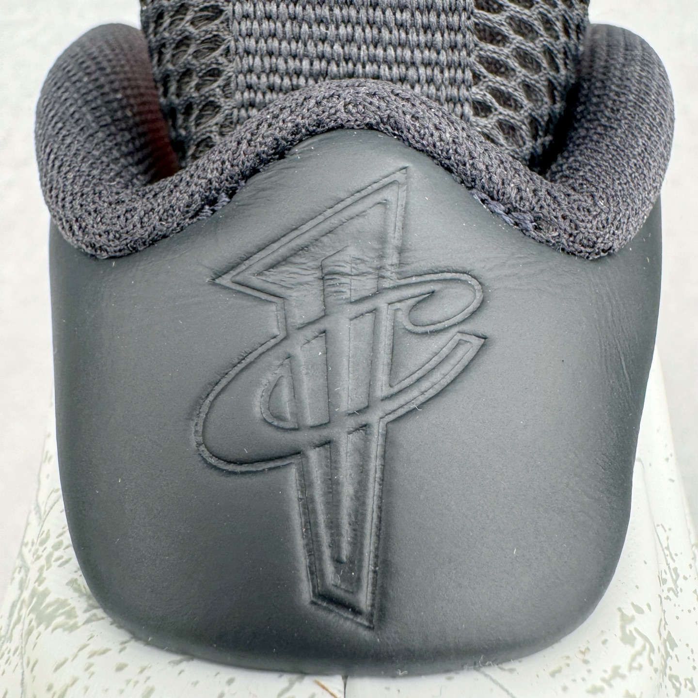 图片[10]-NK Air Foamposite One \\\”Tekken 8\\\” 铁拳喷 三岛一八 HF6367-001 莞产原底面 公司渠道同模具 鞋型发泡360度无死角 双层Zoom气垫植入 中底完美注胶 搭载原厂碳纤维材质 诞生于1997年的NK Air Foamposite系列可以说是整个球鞋历史上最为经典的系列之一 也就是我们常说的“喷”和“泡” 其中“喷”由Foamposite One代言人Penny的英文音译而来 而“泡”则来源于另一款鞋型 Foamposite Pro中\\\”pro\\\”的音译 在诞生初期 由于高昂的造价以及超前的外形 Foamposite系列的反对者不在少数 甚至有人认为这款鞋会毁掉整个球鞋行业 但事实证明这双灵感来自于甲虫 自带“黑科技”鞋面以及双层Zoom+大块碳板的太空球鞋不仅受到了大众的接受与追捧 并且成功的影响了篮球鞋的发展 尺码：38.5 39 40 40.5 41 42 42.5 43 44 44.5 45 46-选品中心