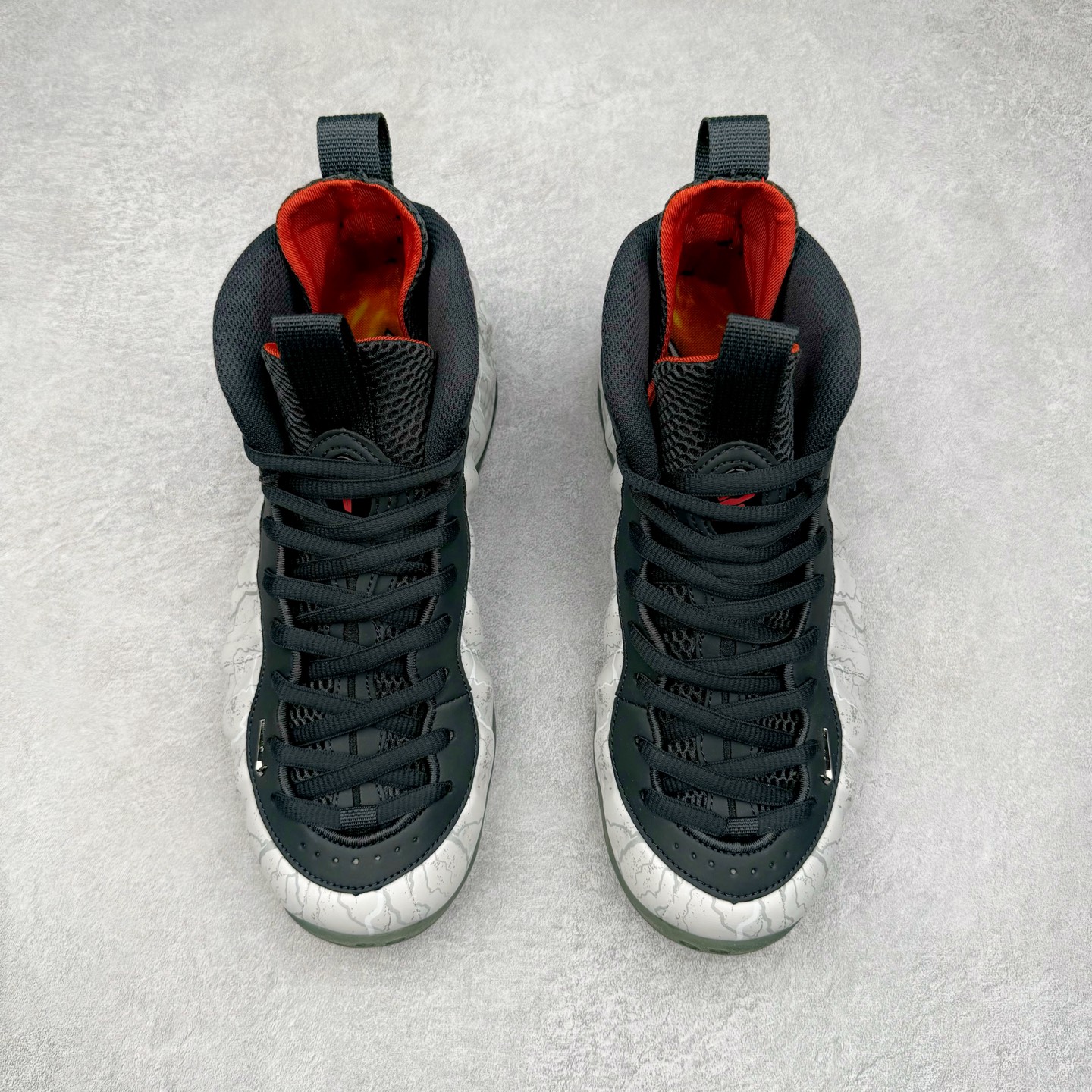 图片[2]-NK Air Foamposite One \\\”Tekken 8\\\” 铁拳喷 三岛一八 HF6367-001 莞产原底面 公司渠道同模具 鞋型发泡360度无死角 双层Zoom气垫植入 中底完美注胶 搭载原厂碳纤维材质 诞生于1997年的NK Air Foamposite系列可以说是整个球鞋历史上最为经典的系列之一 也就是我们常说的“喷”和“泡” 其中“喷”由Foamposite One代言人Penny的英文音译而来 而“泡”则来源于另一款鞋型 Foamposite Pro中\\\”pro\\\”的音译 在诞生初期 由于高昂的造价以及超前的外形 Foamposite系列的反对者不在少数 甚至有人认为这款鞋会毁掉整个球鞋行业 但事实证明这双灵感来自于甲虫 自带“黑科技”鞋面以及双层Zoom+大块碳板的太空球鞋不仅受到了大众的接受与追捧 并且成功的影响了篮球鞋的发展 尺码：38.5 39 40 40.5 41 42 42.5 43 44 44.5 45 46-选品中心