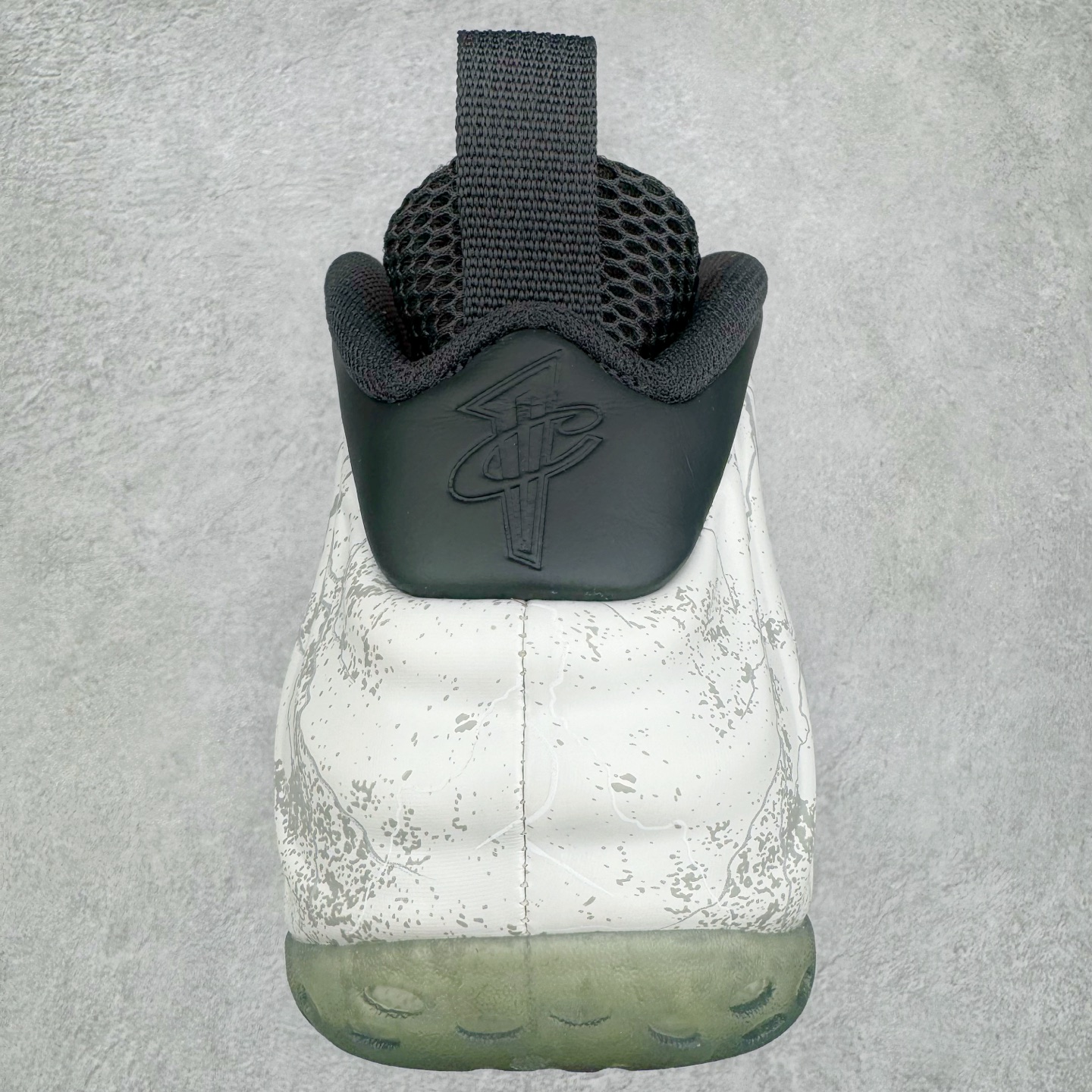 图片[8]-NK Air Foamposite One \\\”Tekken 8\\\” 铁拳喷 三岛一八 HF6367-001 莞产原底面 公司渠道同模具 鞋型发泡360度无死角 双层Zoom气垫植入 中底完美注胶 搭载原厂碳纤维材质 诞生于1997年的NK Air Foamposite系列可以说是整个球鞋历史上最为经典的系列之一 也就是我们常说的“喷”和“泡” 其中“喷”由Foamposite One代言人Penny的英文音译而来 而“泡”则来源于另一款鞋型 Foamposite Pro中\\\”pro\\\”的音译 在诞生初期 由于高昂的造价以及超前的外形 Foamposite系列的反对者不在少数 甚至有人认为这款鞋会毁掉整个球鞋行业 但事实证明这双灵感来自于甲虫 自带“黑科技”鞋面以及双层Zoom+大块碳板的太空球鞋不仅受到了大众的接受与追捧 并且成功的影响了篮球鞋的发展 尺码：38.5 39 40 40.5 41 42 42.5 43 44 44.5 45 46-选品中心