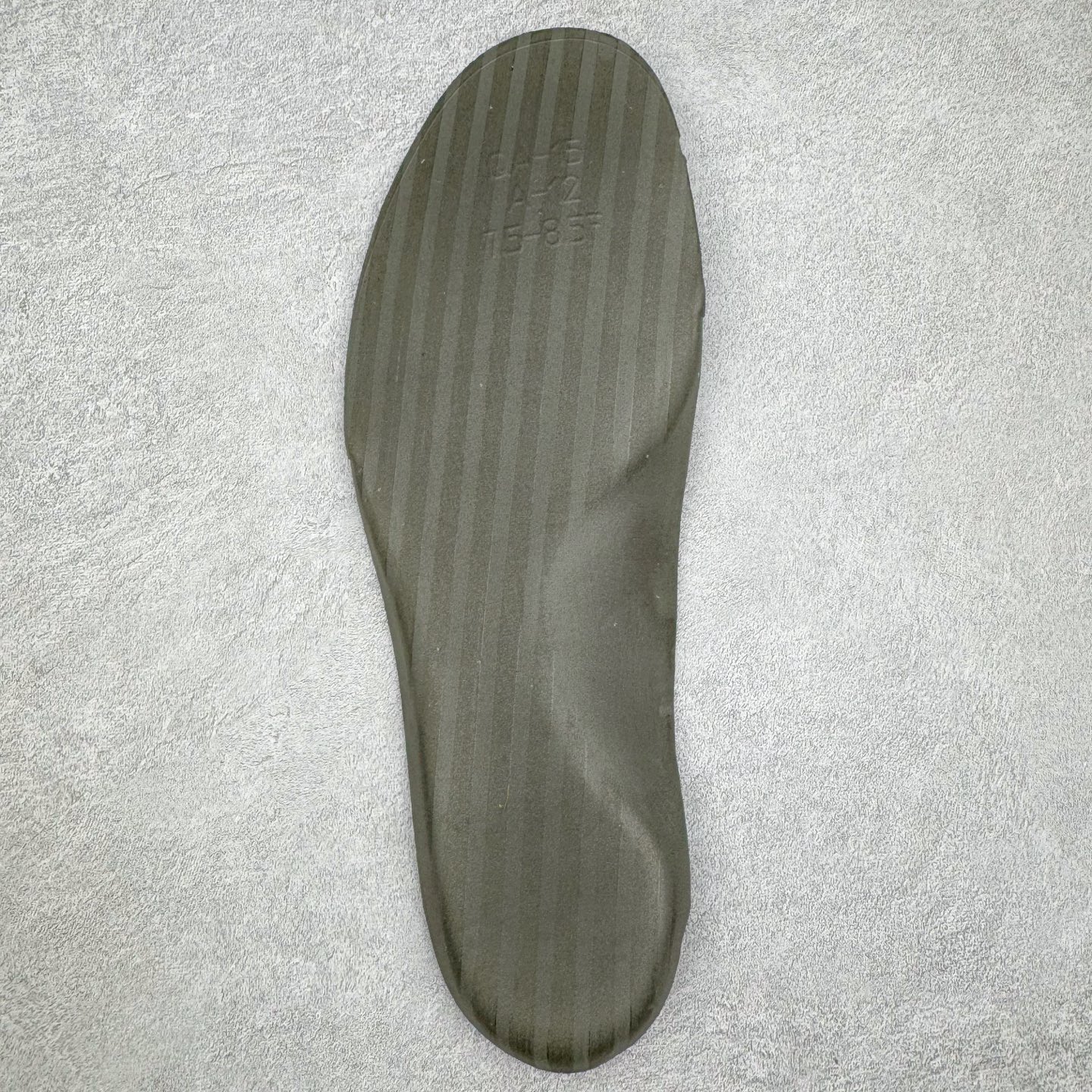 图片[20]-NK Air Foamposite One \\\”Tekken 8\\\” 铁拳喷 三岛一八 HF6367-001 莞产原底面 公司渠道同模具 鞋型发泡360度无死角 双层Zoom气垫植入 中底完美注胶 搭载原厂碳纤维材质 诞生于1997年的NK Air Foamposite系列可以说是整个球鞋历史上最为经典的系列之一 也就是我们常说的“喷”和“泡” 其中“喷”由Foamposite One代言人Penny的英文音译而来 而“泡”则来源于另一款鞋型 Foamposite Pro中\\\”pro\\\”的音译 在诞生初期 由于高昂的造价以及超前的外形 Foamposite系列的反对者不在少数 甚至有人认为这款鞋会毁掉整个球鞋行业 但事实证明这双灵感来自于甲虫 自带“黑科技”鞋面以及双层Zoom+大块碳板的太空球鞋不仅受到了大众的接受与追捧 并且成功的影响了篮球鞋的发展 尺码：38.5 39 40 40.5 41 42 42.5 43 44 44.5 45 46-选品中心