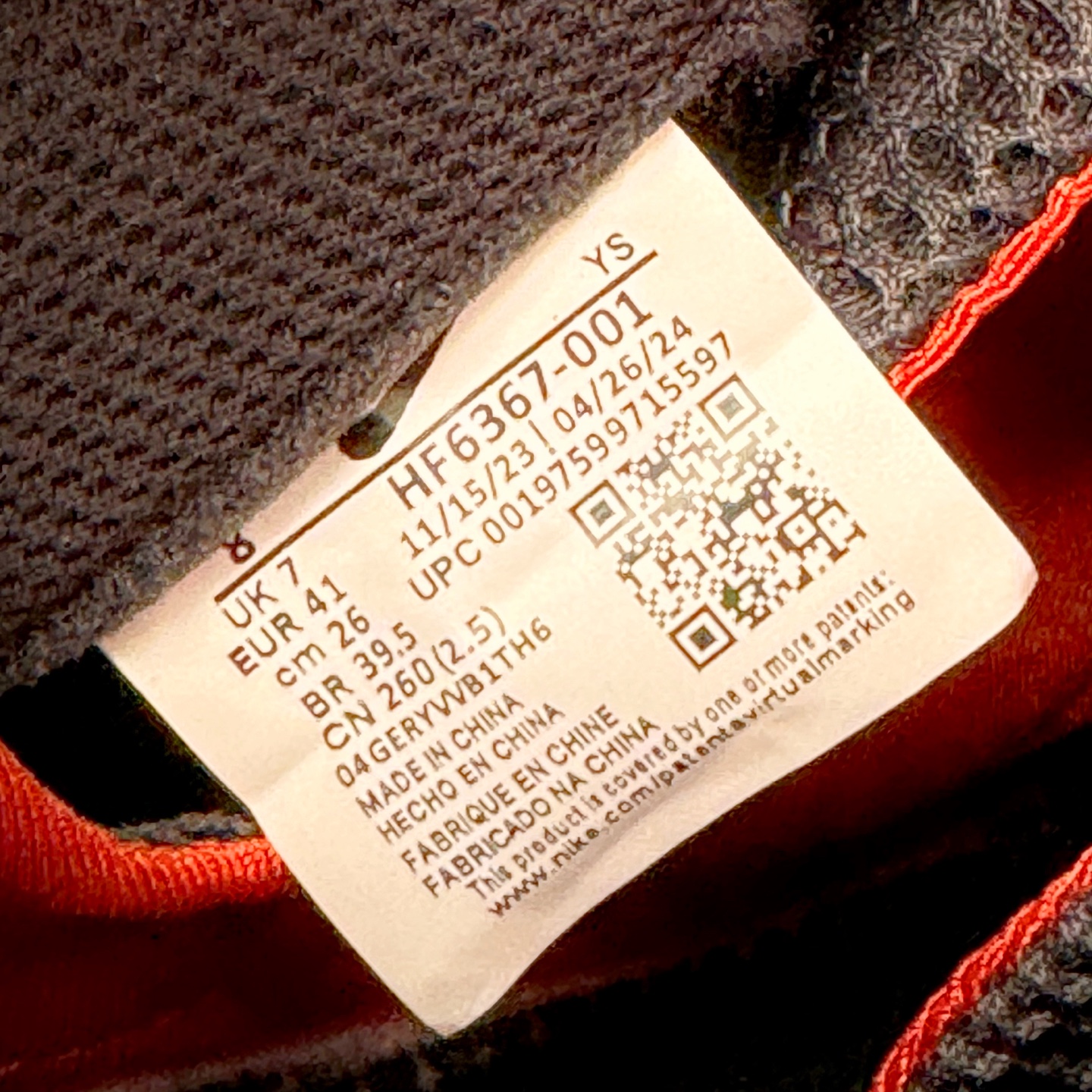 图片[19]-NK Air Foamposite One \\\”Tekken 8\\\” 铁拳喷 三岛一八 HF6367-001 莞产原底面 公司渠道同模具 鞋型发泡360度无死角 双层Zoom气垫植入 中底完美注胶 搭载原厂碳纤维材质 诞生于1997年的NK Air Foamposite系列可以说是整个球鞋历史上最为经典的系列之一 也就是我们常说的“喷”和“泡” 其中“喷”由Foamposite One代言人Penny的英文音译而来 而“泡”则来源于另一款鞋型 Foamposite Pro中\\\”pro\\\”的音译 在诞生初期 由于高昂的造价以及超前的外形 Foamposite系列的反对者不在少数 甚至有人认为这款鞋会毁掉整个球鞋行业 但事实证明这双灵感来自于甲虫 自带“黑科技”鞋面以及双层Zoom+大块碳板的太空球鞋不仅受到了大众的接受与追捧 并且成功的影响了篮球鞋的发展 尺码：38.5 39 40 40.5 41 42 42.5 43 44 44.5 45 46-选品中心