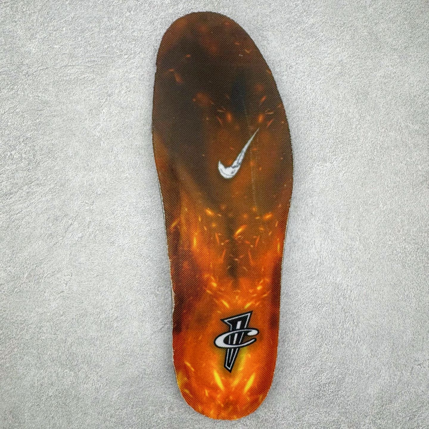 图片[17]-NK Air Foamposite One \\\”Tekken 8\\\” 铁拳喷 三岛一八 HF6367-001 莞产原底面 公司渠道同模具 鞋型发泡360度无死角 双层Zoom气垫植入 中底完美注胶 搭载原厂碳纤维材质 诞生于1997年的NK Air Foamposite系列可以说是整个球鞋历史上最为经典的系列之一 也就是我们常说的“喷”和“泡” 其中“喷”由Foamposite One代言人Penny的英文音译而来 而“泡”则来源于另一款鞋型 Foamposite Pro中\\\”pro\\\”的音译 在诞生初期 由于高昂的造价以及超前的外形 Foamposite系列的反对者不在少数 甚至有人认为这款鞋会毁掉整个球鞋行业 但事实证明这双灵感来自于甲虫 自带“黑科技”鞋面以及双层Zoom+大块碳板的太空球鞋不仅受到了大众的接受与追捧 并且成功的影响了篮球鞋的发展 尺码：38.5 39 40 40.5 41 42 42.5 43 44 44.5 45 46-选品中心