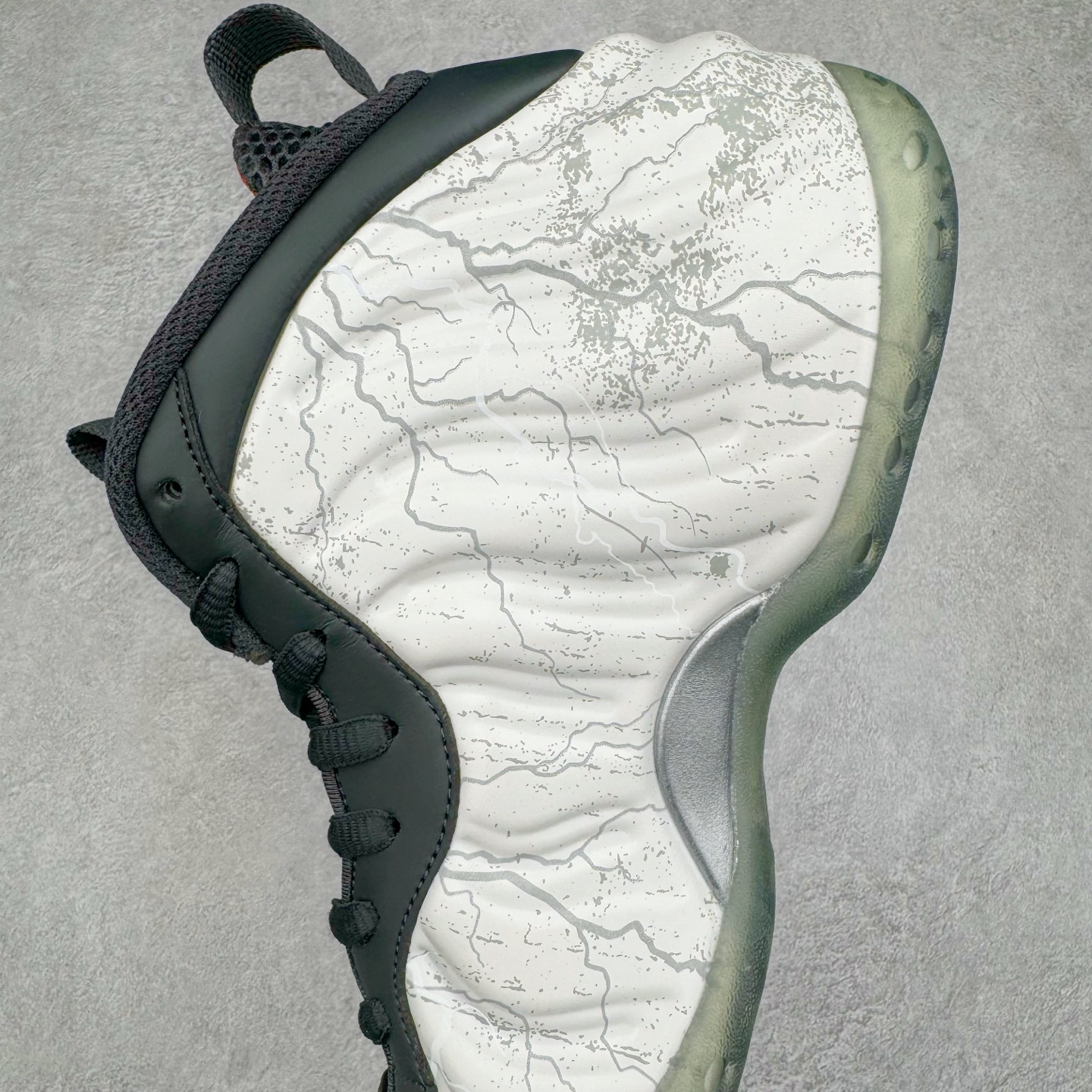 图片[7]-NK Air Foamposite One \\\”Tekken 8\\\” 铁拳喷 三岛一八 HF6367-001 莞产原底面 公司渠道同模具 鞋型发泡360度无死角 双层Zoom气垫植入 中底完美注胶 搭载原厂碳纤维材质 诞生于1997年的NK Air Foamposite系列可以说是整个球鞋历史上最为经典的系列之一 也就是我们常说的“喷”和“泡” 其中“喷”由Foamposite One代言人Penny的英文音译而来 而“泡”则来源于另一款鞋型 Foamposite Pro中\\\”pro\\\”的音译 在诞生初期 由于高昂的造价以及超前的外形 Foamposite系列的反对者不在少数 甚至有人认为这款鞋会毁掉整个球鞋行业 但事实证明这双灵感来自于甲虫 自带“黑科技”鞋面以及双层Zoom+大块碳板的太空球鞋不仅受到了大众的接受与追捧 并且成功的影响了篮球鞋的发展 尺码：38.5 39 40 40.5 41 42 42.5 43 44 44.5 45 46-选品中心