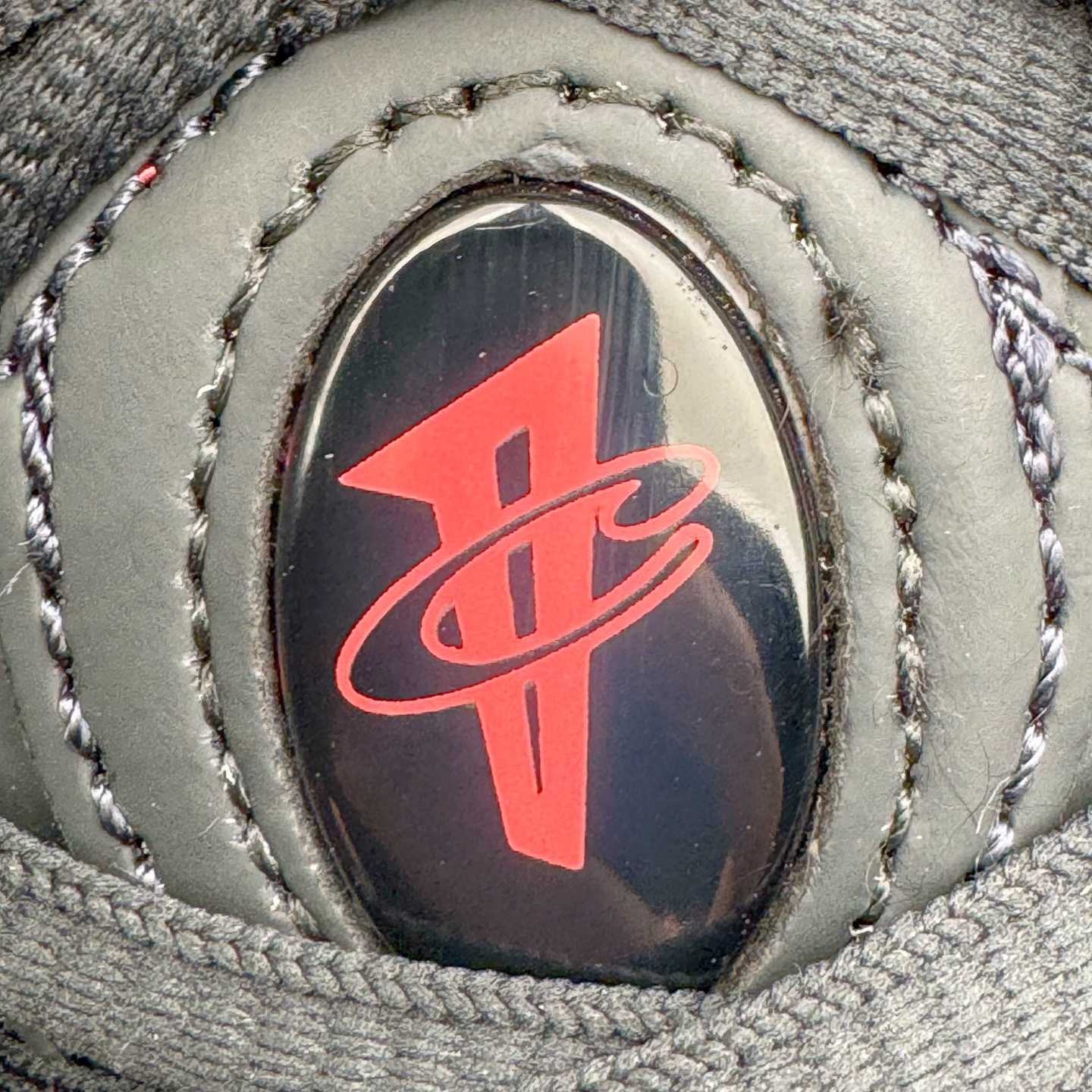 图片[16]-NK Air Foamposite One \\\”Tekken 8\\\” 铁拳喷 三岛一八 HF6367-001 莞产原底面 公司渠道同模具 鞋型发泡360度无死角 双层Zoom气垫植入 中底完美注胶 搭载原厂碳纤维材质 诞生于1997年的NK Air Foamposite系列可以说是整个球鞋历史上最为经典的系列之一 也就是我们常说的“喷”和“泡” 其中“喷”由Foamposite One代言人Penny的英文音译而来 而“泡”则来源于另一款鞋型 Foamposite Pro中\\\”pro\\\”的音译 在诞生初期 由于高昂的造价以及超前的外形 Foamposite系列的反对者不在少数 甚至有人认为这款鞋会毁掉整个球鞋行业 但事实证明这双灵感来自于甲虫 自带“黑科技”鞋面以及双层Zoom+大块碳板的太空球鞋不仅受到了大众的接受与追捧 并且成功的影响了篮球鞋的发展 尺码：38.5 39 40 40.5 41 42 42.5 43 44 44.5 45 46-选品中心