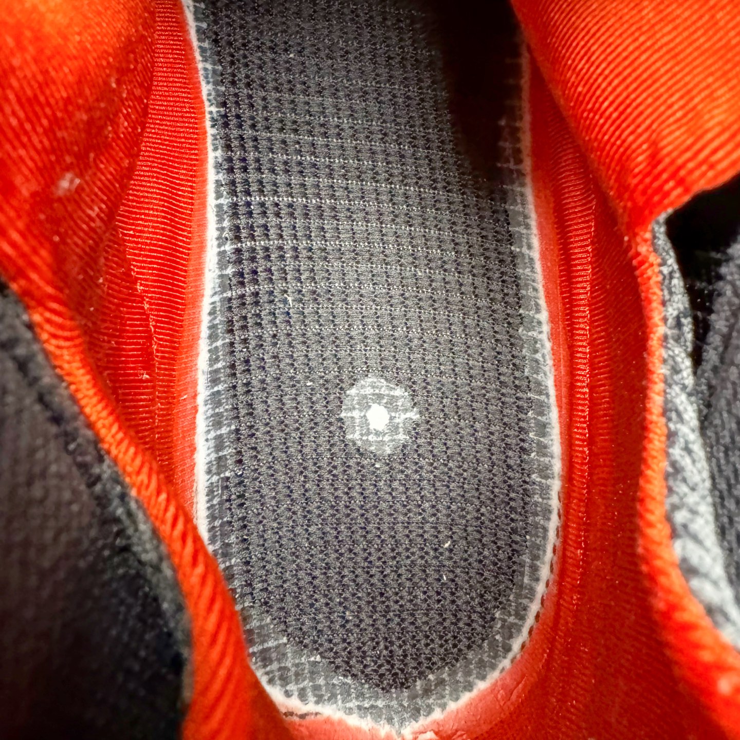 图片[18]-NK Air Foamposite One \\\”Tekken 8\\\” 铁拳喷 三岛一八 HF6367-001 莞产原底面 公司渠道同模具 鞋型发泡360度无死角 双层Zoom气垫植入 中底完美注胶 搭载原厂碳纤维材质 诞生于1997年的NK Air Foamposite系列可以说是整个球鞋历史上最为经典的系列之一 也就是我们常说的“喷”和“泡” 其中“喷”由Foamposite One代言人Penny的英文音译而来 而“泡”则来源于另一款鞋型 Foamposite Pro中\\\”pro\\\”的音译 在诞生初期 由于高昂的造价以及超前的外形 Foamposite系列的反对者不在少数 甚至有人认为这款鞋会毁掉整个球鞋行业 但事实证明这双灵感来自于甲虫 自带“黑科技”鞋面以及双层Zoom+大块碳板的太空球鞋不仅受到了大众的接受与追捧 并且成功的影响了篮球鞋的发展 尺码：38.5 39 40 40.5 41 42 42.5 43 44 44.5 45 46-选品中心