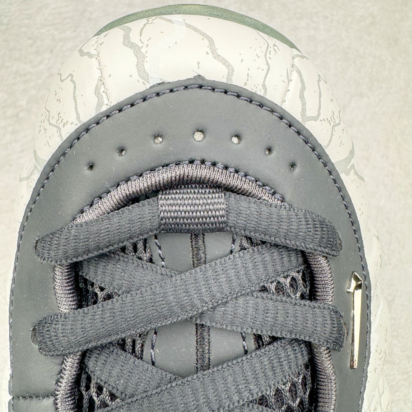 图片[15]-NK Air Foamposite One \\\”Tekken 8\\\” 铁拳喷 三岛一八 HF6367-001 莞产原底面 公司渠道同模具 鞋型发泡360度无死角 双层Zoom气垫植入 中底完美注胶 搭载原厂碳纤维材质 诞生于1997年的NK Air Foamposite系列可以说是整个球鞋历史上最为经典的系列之一 也就是我们常说的“喷”和“泡” 其中“喷”由Foamposite One代言人Penny的英文音译而来 而“泡”则来源于另一款鞋型 Foamposite Pro中\\\”pro\\\”的音译 在诞生初期 由于高昂的造价以及超前的外形 Foamposite系列的反对者不在少数 甚至有人认为这款鞋会毁掉整个球鞋行业 但事实证明这双灵感来自于甲虫 自带“黑科技”鞋面以及双层Zoom+大块碳板的太空球鞋不仅受到了大众的接受与追捧 并且成功的影响了篮球鞋的发展 尺码：38.5 39 40 40.5 41 42 42.5 43 44 44.5 45 46-选品中心