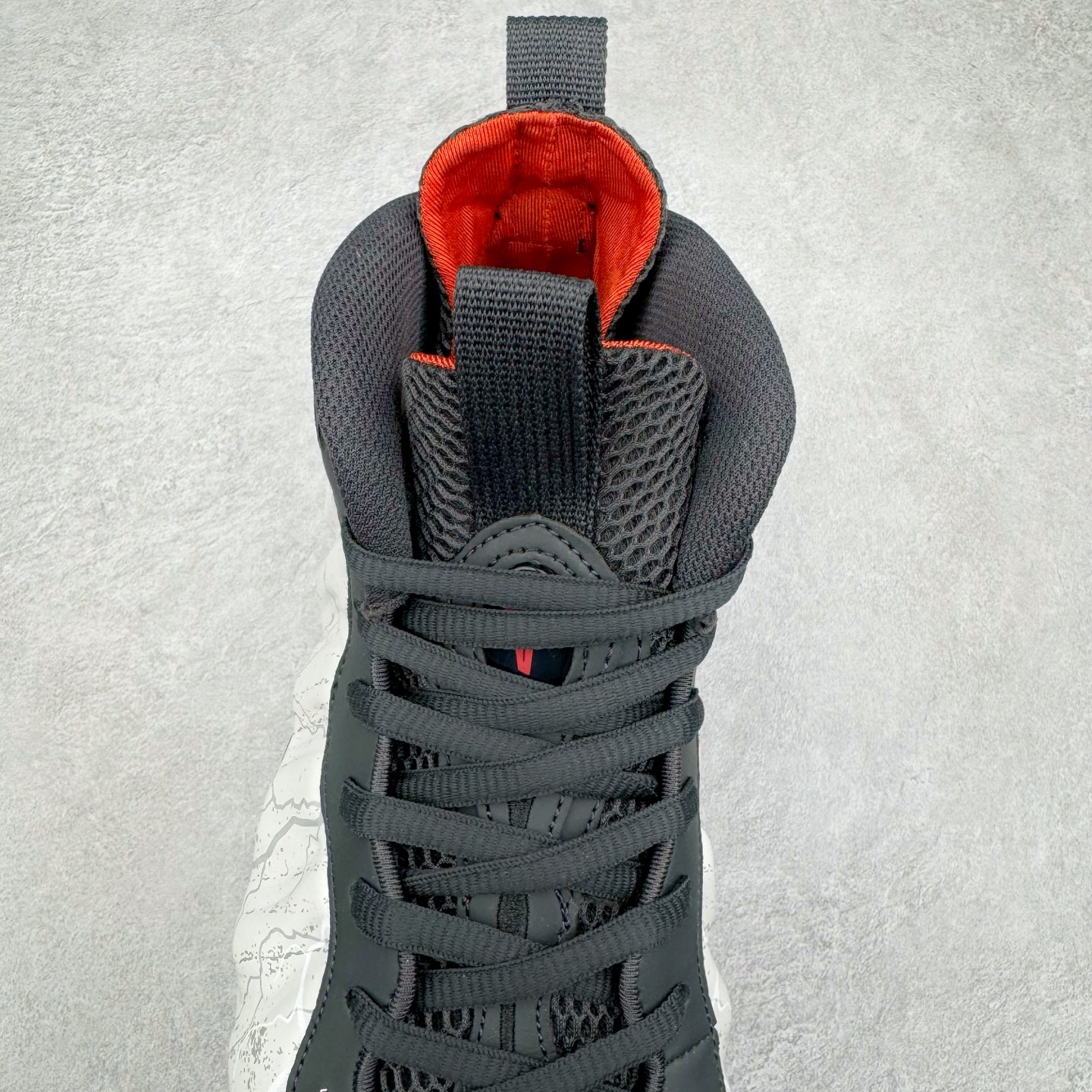 图片[5]-NK Air Foamposite One \\\”Tekken 8\\\” 铁拳喷 三岛一八 HF6367-001 莞产原底面 公司渠道同模具 鞋型发泡360度无死角 双层Zoom气垫植入 中底完美注胶 搭载原厂碳纤维材质 诞生于1997年的NK Air Foamposite系列可以说是整个球鞋历史上最为经典的系列之一 也就是我们常说的“喷”和“泡” 其中“喷”由Foamposite One代言人Penny的英文音译而来 而“泡”则来源于另一款鞋型 Foamposite Pro中\\\”pro\\\”的音译 在诞生初期 由于高昂的造价以及超前的外形 Foamposite系列的反对者不在少数 甚至有人认为这款鞋会毁掉整个球鞋行业 但事实证明这双灵感来自于甲虫 自带“黑科技”鞋面以及双层Zoom+大块碳板的太空球鞋不仅受到了大众的接受与追捧 并且成功的影响了篮球鞋的发展 尺码：38.5 39 40 40.5 41 42 42.5 43 44 44.5 45 46-选品中心