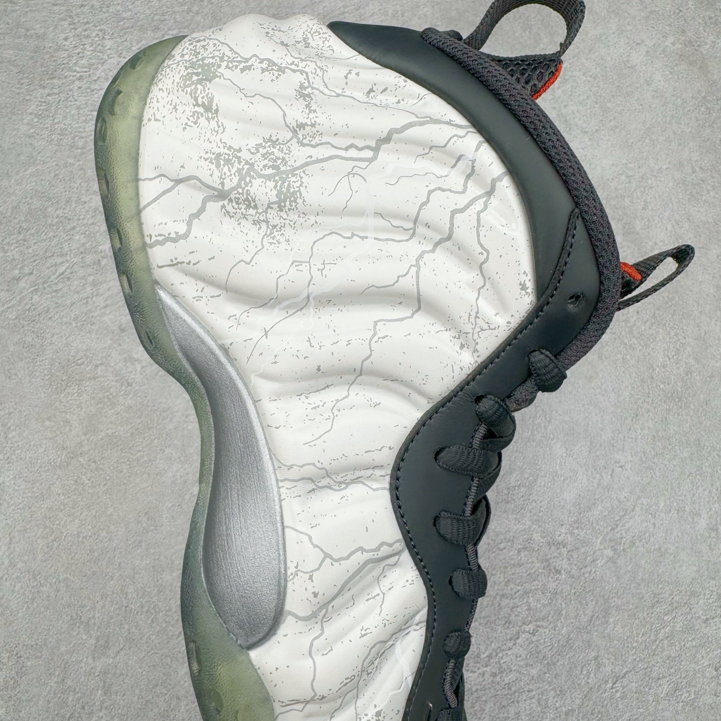 图片[6]-NK Air Foamposite One \\\”Tekken 8\\\” 铁拳喷 三岛一八 HF6367-001 莞产原底面 公司渠道同模具 鞋型发泡360度无死角 双层Zoom气垫植入 中底完美注胶 搭载原厂碳纤维材质 诞生于1997年的NK Air Foamposite系列可以说是整个球鞋历史上最为经典的系列之一 也就是我们常说的“喷”和“泡” 其中“喷”由Foamposite One代言人Penny的英文音译而来 而“泡”则来源于另一款鞋型 Foamposite Pro中\\\”pro\\\”的音译 在诞生初期 由于高昂的造价以及超前的外形 Foamposite系列的反对者不在少数 甚至有人认为这款鞋会毁掉整个球鞋行业 但事实证明这双灵感来自于甲虫 自带“黑科技”鞋面以及双层Zoom+大块碳板的太空球鞋不仅受到了大众的接受与追捧 并且成功的影响了篮球鞋的发展 尺码：38.5 39 40 40.5 41 42 42.5 43 44 44.5 45 46-选品中心