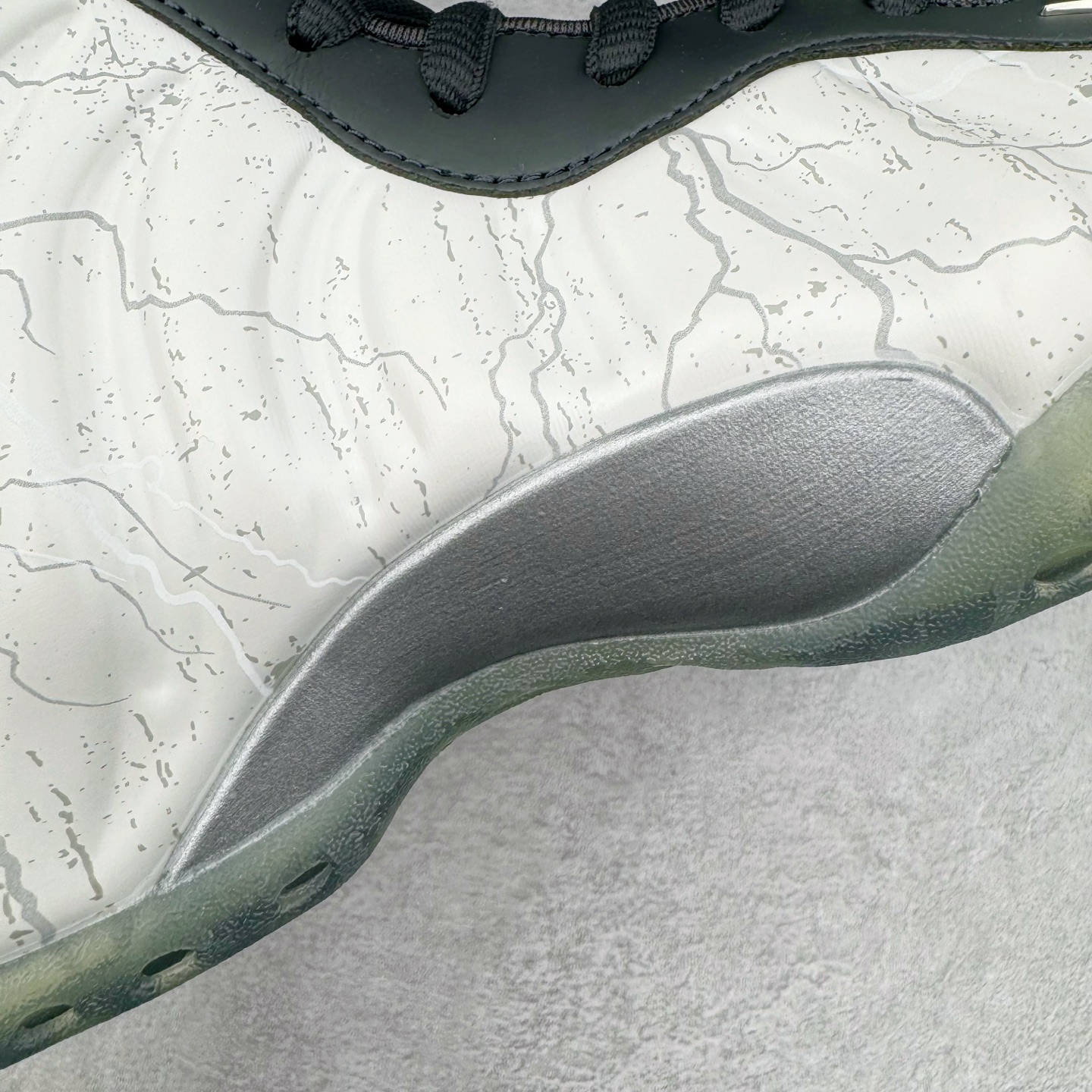 图片[13]-NK Air Foamposite One \\\”Tekken 8\\\” 铁拳喷 三岛一八 HF6367-001 莞产原底面 公司渠道同模具 鞋型发泡360度无死角 双层Zoom气垫植入 中底完美注胶 搭载原厂碳纤维材质 诞生于1997年的NK Air Foamposite系列可以说是整个球鞋历史上最为经典的系列之一 也就是我们常说的“喷”和“泡” 其中“喷”由Foamposite One代言人Penny的英文音译而来 而“泡”则来源于另一款鞋型 Foamposite Pro中\\\”pro\\\”的音译 在诞生初期 由于高昂的造价以及超前的外形 Foamposite系列的反对者不在少数 甚至有人认为这款鞋会毁掉整个球鞋行业 但事实证明这双灵感来自于甲虫 自带“黑科技”鞋面以及双层Zoom+大块碳板的太空球鞋不仅受到了大众的接受与追捧 并且成功的影响了篮球鞋的发展 尺码：38.5 39 40 40.5 41 42 42.5 43 44 44.5 45 46-选品中心