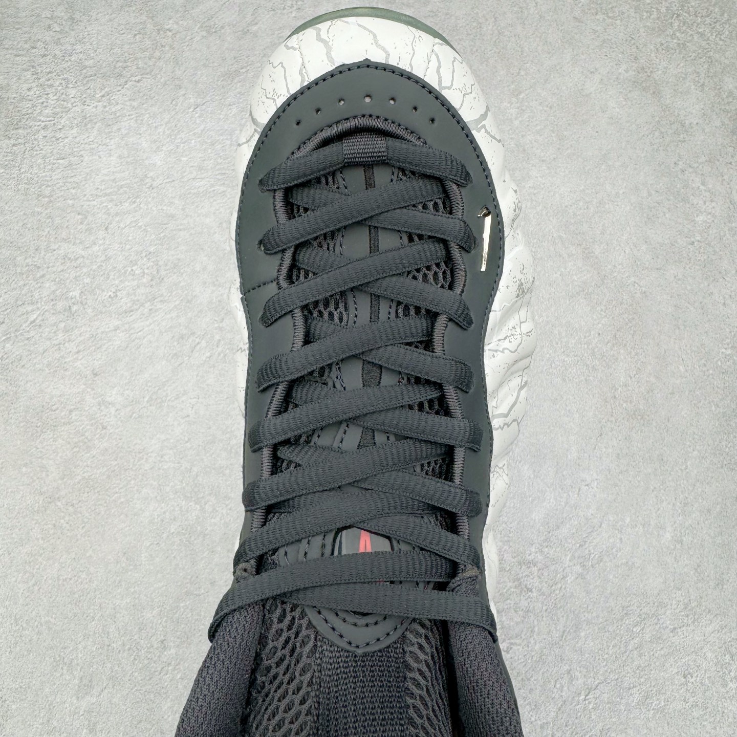 图片[4]-NK Air Foamposite One \\\”Tekken 8\\\” 铁拳喷 三岛一八 HF6367-001 莞产原底面 公司渠道同模具 鞋型发泡360度无死角 双层Zoom气垫植入 中底完美注胶 搭载原厂碳纤维材质 诞生于1997年的NK Air Foamposite系列可以说是整个球鞋历史上最为经典的系列之一 也就是我们常说的“喷”和“泡” 其中“喷”由Foamposite One代言人Penny的英文音译而来 而“泡”则来源于另一款鞋型 Foamposite Pro中\\\”pro\\\”的音译 在诞生初期 由于高昂的造价以及超前的外形 Foamposite系列的反对者不在少数 甚至有人认为这款鞋会毁掉整个球鞋行业 但事实证明这双灵感来自于甲虫 自带“黑科技”鞋面以及双层Zoom+大块碳板的太空球鞋不仅受到了大众的接受与追捧 并且成功的影响了篮球鞋的发展 尺码：38.5 39 40 40.5 41 42 42.5 43 44 44.5 45 46-选品中心