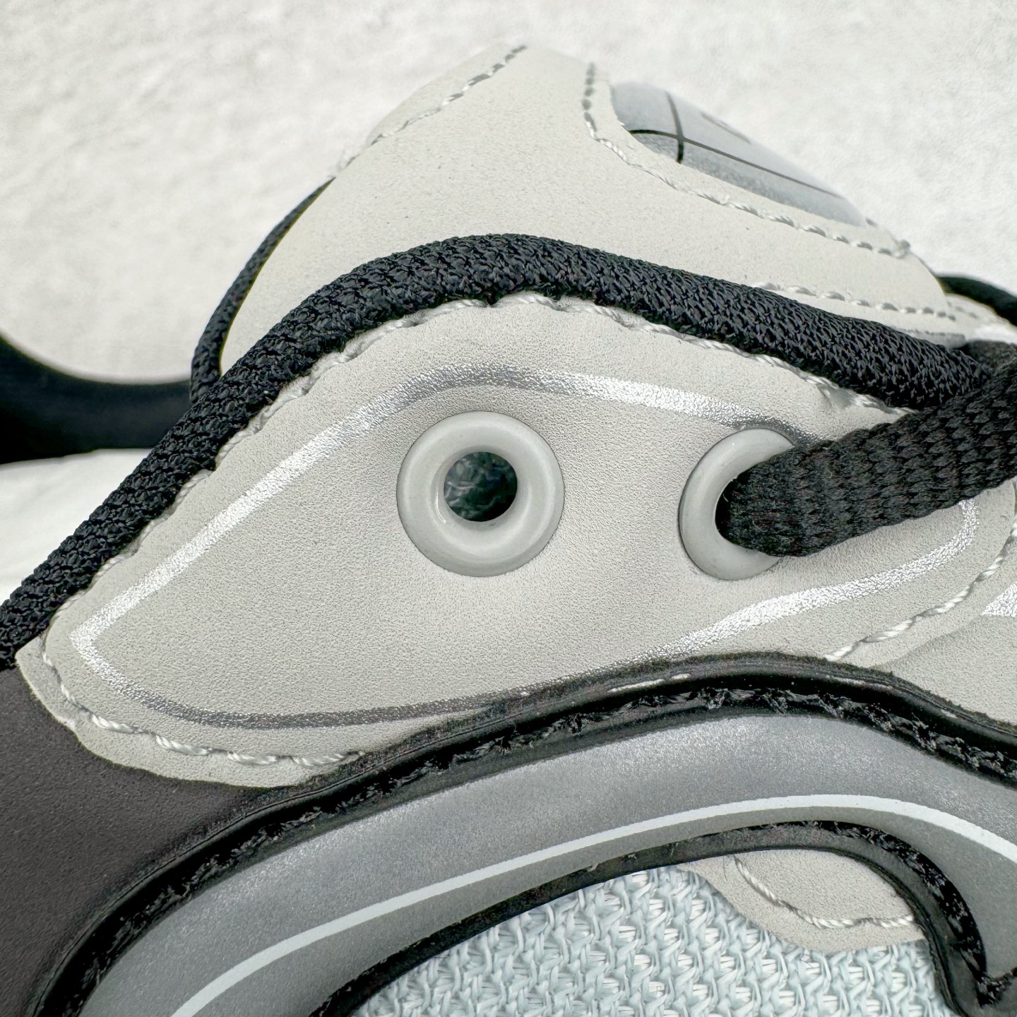 图片[17]-＃ZC总裁 Dior B30 迪奥网眼织物低帮运动休闲鞋 原版开模 海淘专供品质同渠道货源 全套专柜原装配件 该款系列采用黑网色眼织物白和色科技料面精心制 作饰以反光“CD30”图形标志 外格轻盈的刻雕效果橡胶鞋搭底配标志性点的缀提升格调 内弹部力细节塑造想理的舒适穿着体验可与各休式闲造型配搭 彰显尚时现代的运风动范 正常尺码：39 40 41 42 43 44 45-选品中心