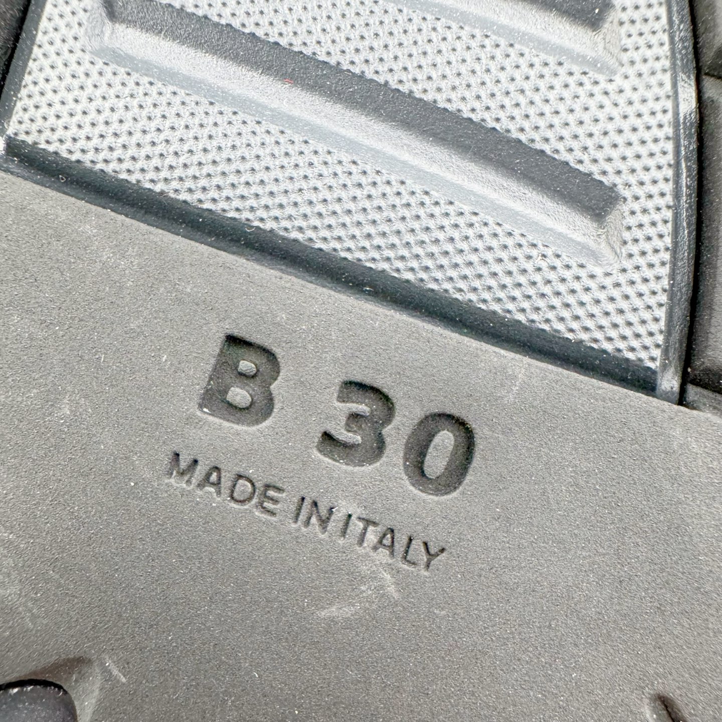 图片[20]-＃ZC总裁 Dior B30 迪奥网眼织物低帮运动休闲鞋 原版开模 海淘专供品质同渠道货源 全套专柜原装配件 该款系列采用黑网色眼织物白和色科技料面精心制 作饰以反光“CD30”图形标志 外格轻盈的刻雕效果橡胶鞋搭底配标志性点的缀提升格调 内弹部力细节塑造想理的舒适穿着体验可与各休式闲造型配搭 彰显尚时现代的运风动范 正常尺码：39 40 41 42 43 44 45-选品中心