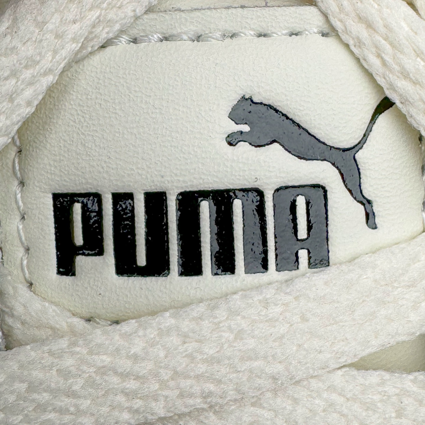 图片[14]-＃M纯原 PUMA Bella UT Low 彪马贝拉UT系列低帮薄底德训复古风经典百搭休闲慢跑鞋 继将 Speedcat OG 带回后，近日 Puma 再以品牌档案室的经典鞋型 Bella OG 为蓝本，推出契合时下薄底球鞋趋势的 Bella UT 鞋款。自 21 世纪初问世以来，Bella OG 鞋型以其独特的薄底设计和上翻外底设计收获了众多年轻拥趸，更是 PUMA DNA 中不可磨灭的经典。此番重新推出的 Bella UT 鞋款，整体鞋面采用上乘皮革材质，并延续 Formstrip 设计语言；鞋头处采用精致的包头设计，搭配麂皮材质提升质感；鞋底部分保留 Bella 鞋款标志性的薄底和点状橡胶外底，上翘的设计包裹鞋面；鞋舌与鞋跟分别点缀美洲狮 Logo 与品牌字母 Logo。值得一提的是，本次 Bella UT 鞋款搭载 SOFTFOAM+ 鞋垫，兼顾美学设计与穿着舒适度。而配色上则提供白、黄、蓝、银、粉五款颜色。尺码：36 37 37.5 38 39 39.5 40 40.5 41 42 42.5 43 44 44.5-选品中心