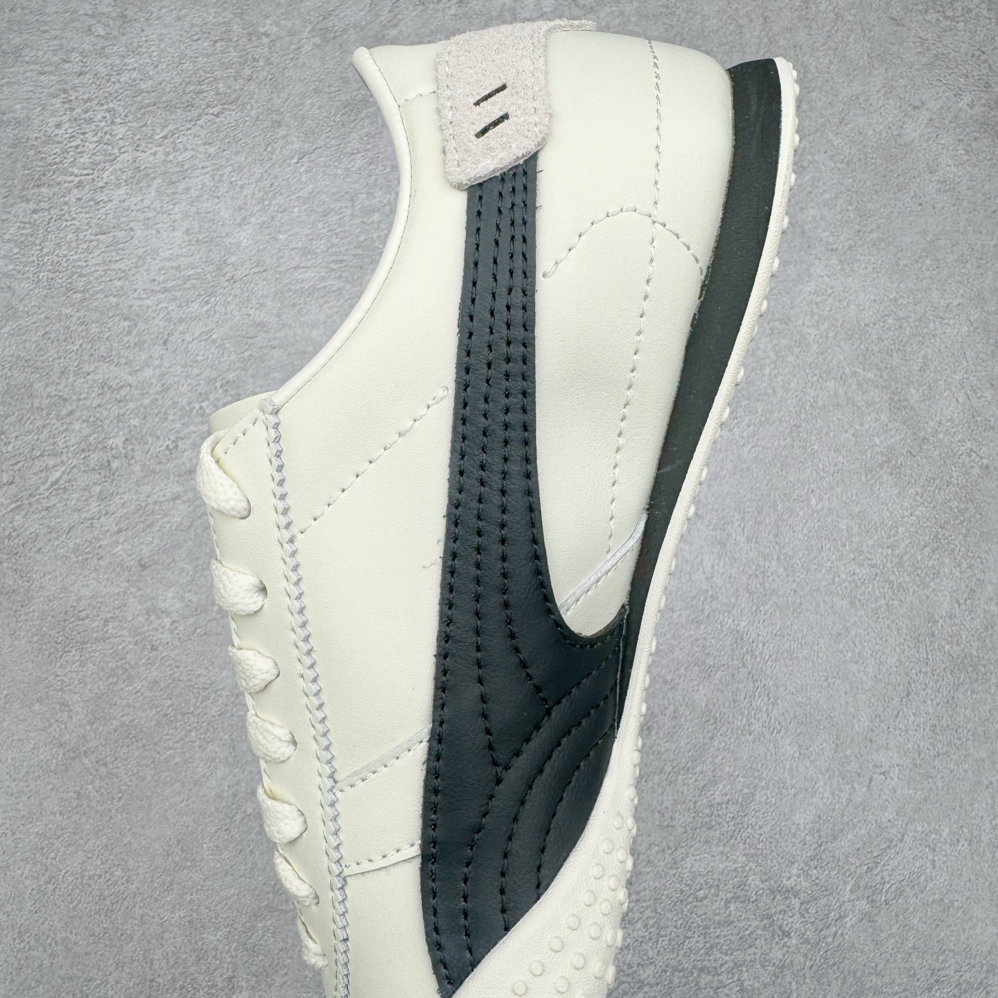 图片[7]-＃M纯原 PUMA Bella UT Low 彪马贝拉UT系列低帮薄底德训复古风经典百搭休闲慢跑鞋 继将 Speedcat OG 带回后，近日 Puma 再以品牌档案室的经典鞋型 Bella OG 为蓝本，推出契合时下薄底球鞋趋势的 Bella UT 鞋款。自 21 世纪初问世以来，Bella OG 鞋型以其独特的薄底设计和上翻外底设计收获了众多年轻拥趸，更是 PUMA DNA 中不可磨灭的经典。此番重新推出的 Bella UT 鞋款，整体鞋面采用上乘皮革材质，并延续 Formstrip 设计语言；鞋头处采用精致的包头设计，搭配麂皮材质提升质感；鞋底部分保留 Bella 鞋款标志性的薄底和点状橡胶外底，上翘的设计包裹鞋面；鞋舌与鞋跟分别点缀美洲狮 Logo 与品牌字母 Logo。值得一提的是，本次 Bella UT 鞋款搭载 SOFTFOAM+ 鞋垫，兼顾美学设计与穿着舒适度。而配色上则提供白、黄、蓝、银、粉五款颜色。尺码：36 37 37.5 38 39 39.5 40 40.5 41 42 42.5 43 44 44.5-选品中心