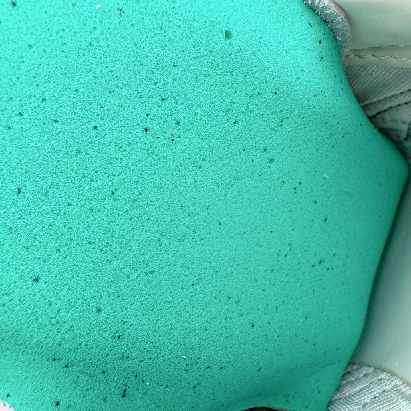 图片[10]-＃M纯原 PUMA Bella UT Low 彪马贝拉UT系列低帮薄底德训复古风经典百搭休闲慢跑鞋 继将 Speedcat OG 带回后，近日 Puma 再以品牌档案室的经典鞋型 Bella OG 为蓝本，推出契合时下薄底球鞋趋势的 Bella UT 鞋款。自 21 世纪初问世以来，Bella OG 鞋型以其独特的薄底设计和上翻外底设计收获了众多年轻拥趸，更是 PUMA DNA 中不可磨灭的经典。此番重新推出的 Bella UT 鞋款，整体鞋面采用上乘皮革材质，并延续 Formstrip 设计语言；鞋头处采用精致的包头设计，搭配麂皮材质提升质感；鞋底部分保留 Bella 鞋款标志性的薄底和点状橡胶外底，上翘的设计包裹鞋面；鞋舌与鞋跟分别点缀美洲狮 Logo 与品牌字母 Logo。值得一提的是，本次 Bella UT 鞋款搭载 SOFTFOAM+ 鞋垫，兼顾美学设计与穿着舒适度。而配色上则提供白、黄、蓝、银、粉五款颜色。尺码：36 37 37.5 38 39 39.5 40 40.5 41 42 42.5 43 44 44.5-选品中心