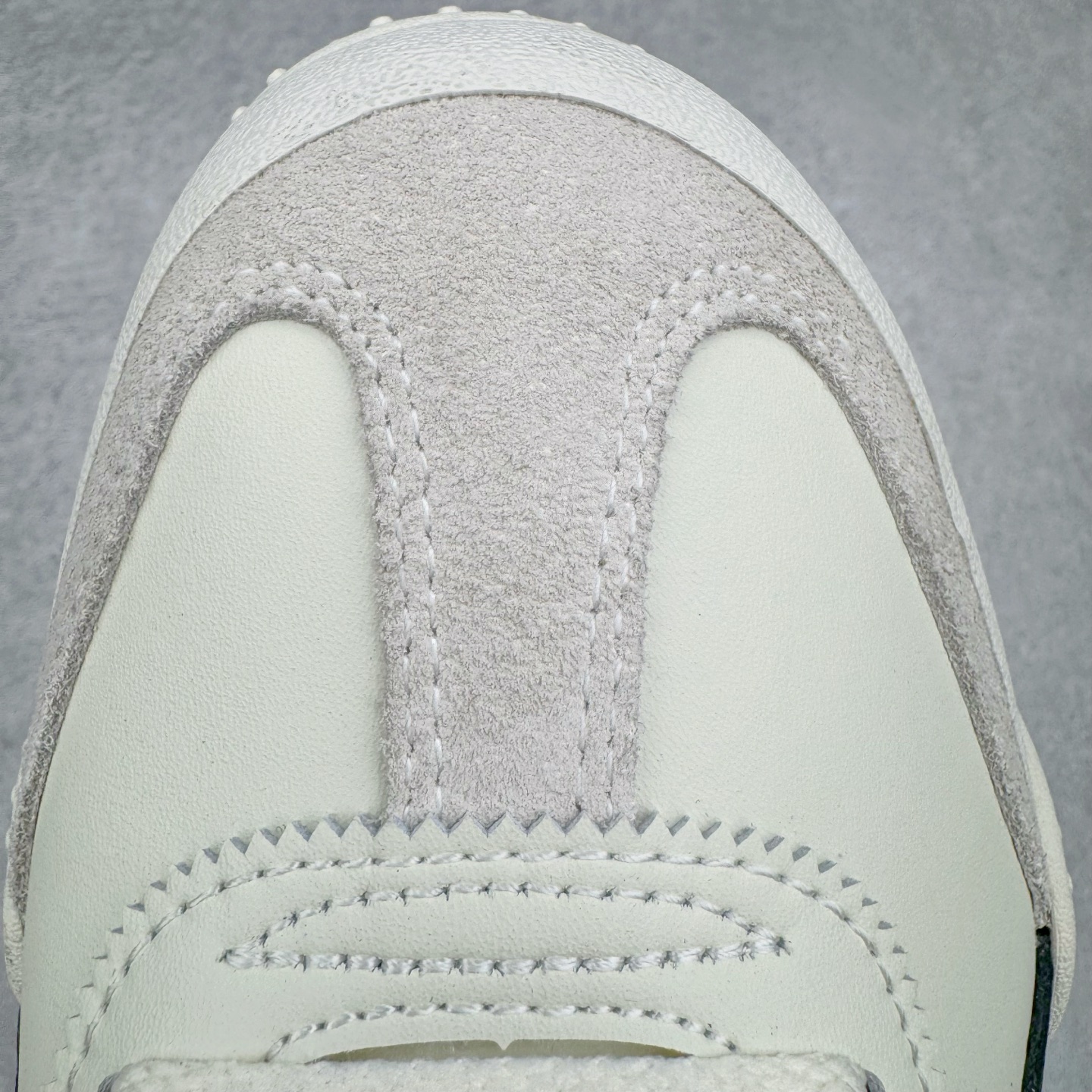 图片[15]-＃M纯原 PUMA Bella UT Low 彪马贝拉UT系列低帮薄底德训复古风经典百搭休闲慢跑鞋 继将 Speedcat OG 带回后，近日 Puma 再以品牌档案室的经典鞋型 Bella OG 为蓝本，推出契合时下薄底球鞋趋势的 Bella UT 鞋款。自 21 世纪初问世以来，Bella OG 鞋型以其独特的薄底设计和上翻外底设计收获了众多年轻拥趸，更是 PUMA DNA 中不可磨灭的经典。此番重新推出的 Bella UT 鞋款，整体鞋面采用上乘皮革材质，并延续 Formstrip 设计语言；鞋头处采用精致的包头设计，搭配麂皮材质提升质感；鞋底部分保留 Bella 鞋款标志性的薄底和点状橡胶外底，上翘的设计包裹鞋面；鞋舌与鞋跟分别点缀美洲狮 Logo 与品牌字母 Logo。值得一提的是，本次 Bella UT 鞋款搭载 SOFTFOAM+ 鞋垫，兼顾美学设计与穿着舒适度。而配色上则提供白、黄、蓝、银、粉五款颜色。尺码：36 37 37.5 38 39 39.5 40 40.5 41 42 42.5 43 44 44.5-选品中心