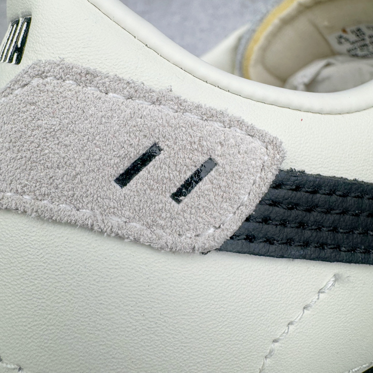 图片[17]-＃M纯原 PUMA Bella UT Low 彪马贝拉UT系列低帮薄底德训复古风经典百搭休闲慢跑鞋 继将 Speedcat OG 带回后，近日 Puma 再以品牌档案室的经典鞋型 Bella OG 为蓝本，推出契合时下薄底球鞋趋势的 Bella UT 鞋款。自 21 世纪初问世以来，Bella OG 鞋型以其独特的薄底设计和上翻外底设计收获了众多年轻拥趸，更是 PUMA DNA 中不可磨灭的经典。此番重新推出的 Bella UT 鞋款，整体鞋面采用上乘皮革材质，并延续 Formstrip 设计语言；鞋头处采用精致的包头设计，搭配麂皮材质提升质感；鞋底部分保留 Bella 鞋款标志性的薄底和点状橡胶外底，上翘的设计包裹鞋面；鞋舌与鞋跟分别点缀美洲狮 Logo 与品牌字母 Logo。值得一提的是，本次 Bella UT 鞋款搭载 SOFTFOAM+ 鞋垫，兼顾美学设计与穿着舒适度。而配色上则提供白、黄、蓝、银、粉五款颜色。尺码：36 37 37.5 38 39 39.5 40 40.5 41 42 42.5 43 44 44.5-选品中心