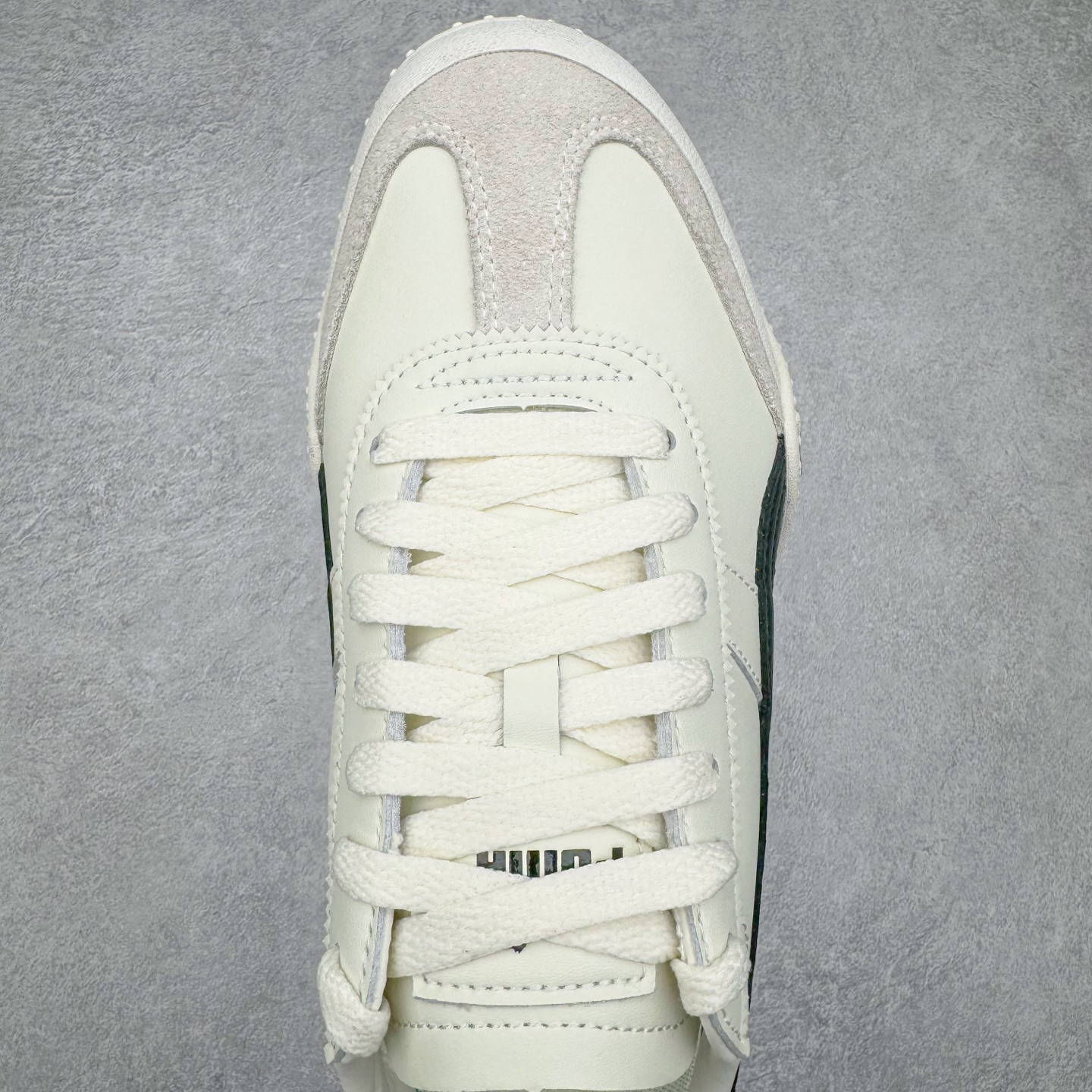 图片[4]-＃M纯原 PUMA Bella UT Low 彪马贝拉UT系列低帮薄底德训复古风经典百搭休闲慢跑鞋 继将 Speedcat OG 带回后，近日 Puma 再以品牌档案室的经典鞋型 Bella OG 为蓝本，推出契合时下薄底球鞋趋势的 Bella UT 鞋款。自 21 世纪初问世以来，Bella OG 鞋型以其独特的薄底设计和上翻外底设计收获了众多年轻拥趸，更是 PUMA DNA 中不可磨灭的经典。此番重新推出的 Bella UT 鞋款，整体鞋面采用上乘皮革材质，并延续 Formstrip 设计语言；鞋头处采用精致的包头设计，搭配麂皮材质提升质感；鞋底部分保留 Bella 鞋款标志性的薄底和点状橡胶外底，上翘的设计包裹鞋面；鞋舌与鞋跟分别点缀美洲狮 Logo 与品牌字母 Logo。值得一提的是，本次 Bella UT 鞋款搭载 SOFTFOAM+ 鞋垫，兼顾美学设计与穿着舒适度。而配色上则提供白、黄、蓝、银、粉五款颜色。尺码：36 37 37.5 38 39 39.5 40 40.5 41 42 42.5 43 44 44.5-选品中心