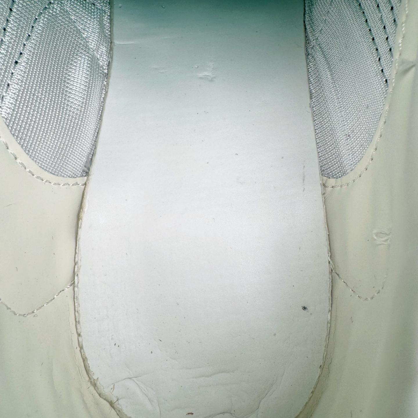 图片[11]-＃M纯原 PUMA Bella UT Low 彪马贝拉UT系列低帮薄底德训复古风经典百搭休闲慢跑鞋 继将 Speedcat OG 带回后，近日 Puma 再以品牌档案室的经典鞋型 Bella OG 为蓝本，推出契合时下薄底球鞋趋势的 Bella UT 鞋款。自 21 世纪初问世以来，Bella OG 鞋型以其独特的薄底设计和上翻外底设计收获了众多年轻拥趸，更是 PUMA DNA 中不可磨灭的经典。此番重新推出的 Bella UT 鞋款，整体鞋面采用上乘皮革材质，并延续 Formstrip 设计语言；鞋头处采用精致的包头设计，搭配麂皮材质提升质感；鞋底部分保留 Bella 鞋款标志性的薄底和点状橡胶外底，上翘的设计包裹鞋面；鞋舌与鞋跟分别点缀美洲狮 Logo 与品牌字母 Logo。值得一提的是，本次 Bella UT 鞋款搭载 SOFTFOAM+ 鞋垫，兼顾美学设计与穿着舒适度。而配色上则提供白、黄、蓝、银、粉五款颜色。尺码：36 37 37.5 38 39 39.5 40 40.5 41 42 42.5 43 44 44.5-选品中心