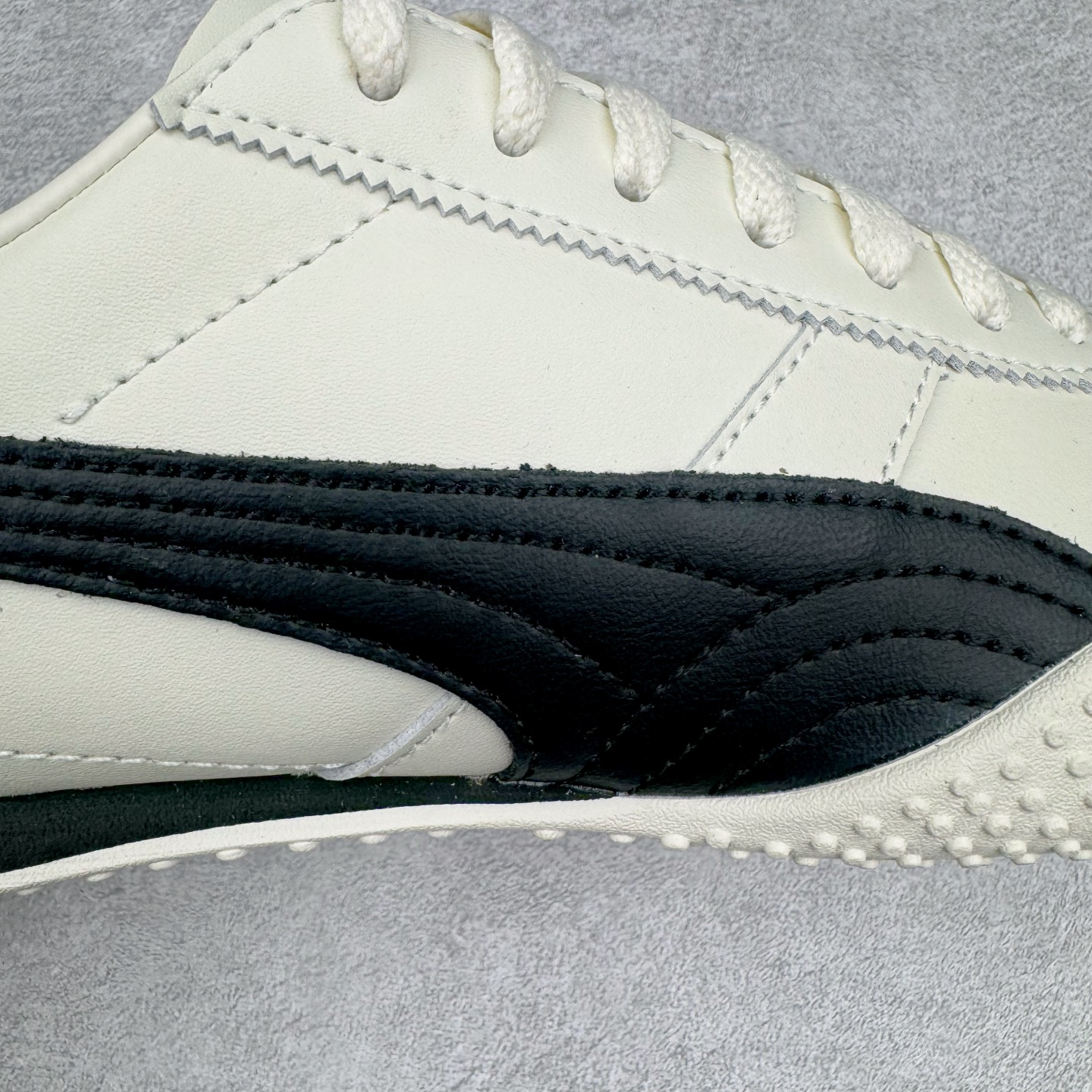 图片[18]-＃M纯原 PUMA Bella UT Low 彪马贝拉UT系列低帮薄底德训复古风经典百搭休闲慢跑鞋 继将 Speedcat OG 带回后，近日 Puma 再以品牌档案室的经典鞋型 Bella OG 为蓝本，推出契合时下薄底球鞋趋势的 Bella UT 鞋款。自 21 世纪初问世以来，Bella OG 鞋型以其独特的薄底设计和上翻外底设计收获了众多年轻拥趸，更是 PUMA DNA 中不可磨灭的经典。此番重新推出的 Bella UT 鞋款，整体鞋面采用上乘皮革材质，并延续 Formstrip 设计语言；鞋头处采用精致的包头设计，搭配麂皮材质提升质感；鞋底部分保留 Bella 鞋款标志性的薄底和点状橡胶外底，上翘的设计包裹鞋面；鞋舌与鞋跟分别点缀美洲狮 Logo 与品牌字母 Logo。值得一提的是，本次 Bella UT 鞋款搭载 SOFTFOAM+ 鞋垫，兼顾美学设计与穿着舒适度。而配色上则提供白、黄、蓝、银、粉五款颜色。尺码：36 37 37.5 38 39 39.5 40 40.5 41 42 42.5 43 44 44.5-选品中心