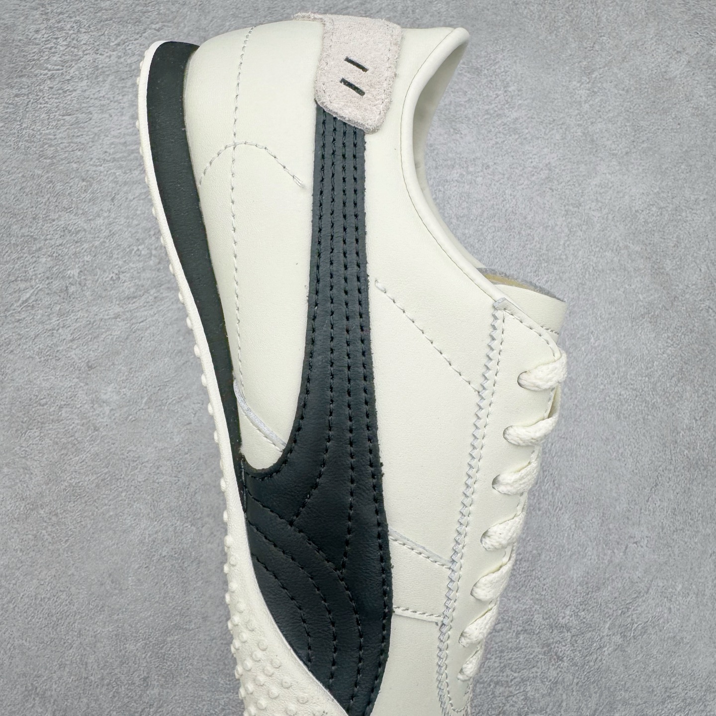 图片[6]-＃M纯原 PUMA Bella UT Low 彪马贝拉UT系列低帮薄底德训复古风经典百搭休闲慢跑鞋 继将 Speedcat OG 带回后，近日 Puma 再以品牌档案室的经典鞋型 Bella OG 为蓝本，推出契合时下薄底球鞋趋势的 Bella UT 鞋款。自 21 世纪初问世以来，Bella OG 鞋型以其独特的薄底设计和上翻外底设计收获了众多年轻拥趸，更是 PUMA DNA 中不可磨灭的经典。此番重新推出的 Bella UT 鞋款，整体鞋面采用上乘皮革材质，并延续 Formstrip 设计语言；鞋头处采用精致的包头设计，搭配麂皮材质提升质感；鞋底部分保留 Bella 鞋款标志性的薄底和点状橡胶外底，上翘的设计包裹鞋面；鞋舌与鞋跟分别点缀美洲狮 Logo 与品牌字母 Logo。值得一提的是，本次 Bella UT 鞋款搭载 SOFTFOAM+ 鞋垫，兼顾美学设计与穿着舒适度。而配色上则提供白、黄、蓝、银、粉五款颜色。尺码：36 37 37.5 38 39 39.5 40 40.5 41 42 42.5 43 44 44.5-选品中心