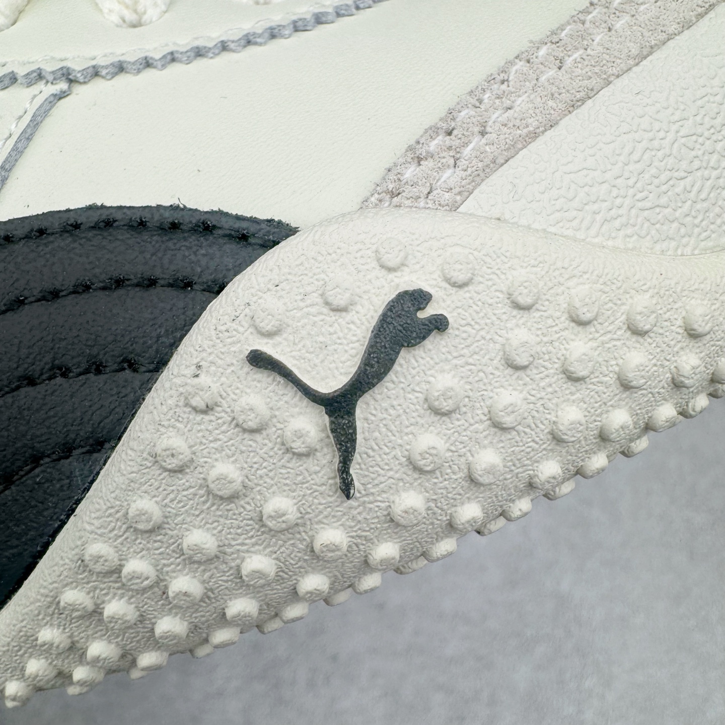 图片[19]-＃M纯原 PUMA Bella UT Low 彪马贝拉UT系列低帮薄底德训复古风经典百搭休闲慢跑鞋 继将 Speedcat OG 带回后，近日 Puma 再以品牌档案室的经典鞋型 Bella OG 为蓝本，推出契合时下薄底球鞋趋势的 Bella UT 鞋款。自 21 世纪初问世以来，Bella OG 鞋型以其独特的薄底设计和上翻外底设计收获了众多年轻拥趸，更是 PUMA DNA 中不可磨灭的经典。此番重新推出的 Bella UT 鞋款，整体鞋面采用上乘皮革材质，并延续 Formstrip 设计语言；鞋头处采用精致的包头设计，搭配麂皮材质提升质感；鞋底部分保留 Bella 鞋款标志性的薄底和点状橡胶外底，上翘的设计包裹鞋面；鞋舌与鞋跟分别点缀美洲狮 Logo 与品牌字母 Logo。值得一提的是，本次 Bella UT 鞋款搭载 SOFTFOAM+ 鞋垫，兼顾美学设计与穿着舒适度。而配色上则提供白、黄、蓝、银、粉五款颜色。尺码：36 37 37.5 38 39 39.5 40 40.5 41 42 42.5 43 44 44.5-选品中心