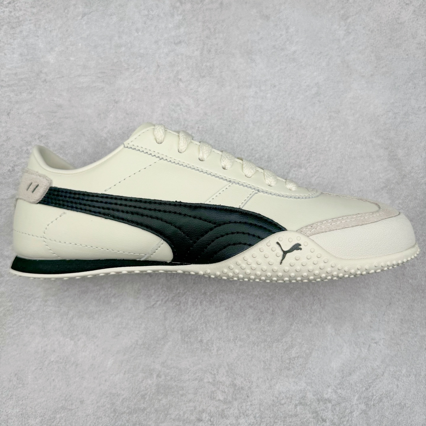 ＃M纯原 PUMA Bella UT Low 彪马贝拉UT系列低帮薄底德训复古风经典百搭休闲慢跑鞋 继将 Speedcat OG 带回后，近日 Puma 再以品牌档案室的经典鞋型 Bella OG 为蓝本，推出契合时下薄底球鞋趋势的 Bella UT 鞋款。自 21 世纪初问世以来，Bella OG 鞋型以其独特的薄底设计和上翻外底设计收获了众多年轻拥趸，更是 PUMA DNA 中不可磨灭的经典。此番重新推出的 Bella UT 鞋款，整体鞋面采用上乘皮革材质，并延续 Formstrip 设计语言；鞋头处采用精致的包头设计，搭配麂皮材质提升质感；鞋底部分保留 Bella 鞋款标志性的薄底和点状橡胶外底，上翘的设计包裹鞋面；鞋舌与鞋跟分别点缀美洲狮 Logo 与品牌字母 Logo。值得一提的是，本次 Bella UT 鞋款搭载 SOFTFOAM+ 鞋垫，兼顾美学设计与穿着舒适度。而配色上则提供白、黄、蓝、银、粉五款颜色。尺码：36 37 37.5 38 39 39.5 40 40.5 41 42 42.5 43 44 44.5-选品中心