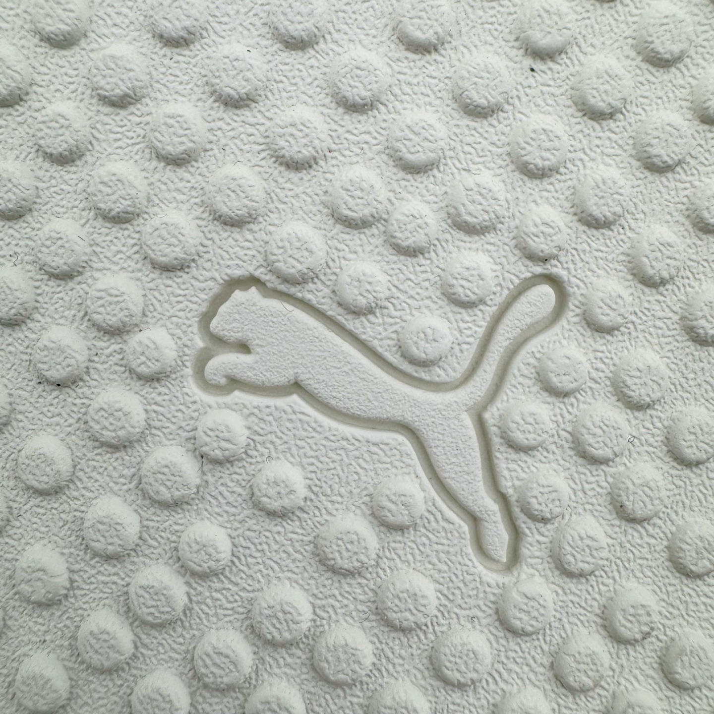 图片[20]-＃M纯原 PUMA Bella UT Low 彪马贝拉UT系列低帮薄底德训复古风经典百搭休闲慢跑鞋 继将 Speedcat OG 带回后，近日 Puma 再以品牌档案室的经典鞋型 Bella OG 为蓝本，推出契合时下薄底球鞋趋势的 Bella UT 鞋款。自 21 世纪初问世以来，Bella OG 鞋型以其独特的薄底设计和上翻外底设计收获了众多年轻拥趸，更是 PUMA DNA 中不可磨灭的经典。此番重新推出的 Bella UT 鞋款，整体鞋面采用上乘皮革材质，并延续 Formstrip 设计语言；鞋头处采用精致的包头设计，搭配麂皮材质提升质感；鞋底部分保留 Bella 鞋款标志性的薄底和点状橡胶外底，上翘的设计包裹鞋面；鞋舌与鞋跟分别点缀美洲狮 Logo 与品牌字母 Logo。值得一提的是，本次 Bella UT 鞋款搭载 SOFTFOAM+ 鞋垫，兼顾美学设计与穿着舒适度。而配色上则提供白、黄、蓝、银、粉五款颜色。尺码：36 37 37.5 38 39 39.5 40 40.5 41 42 42.5 43 44 44.5-选品中心