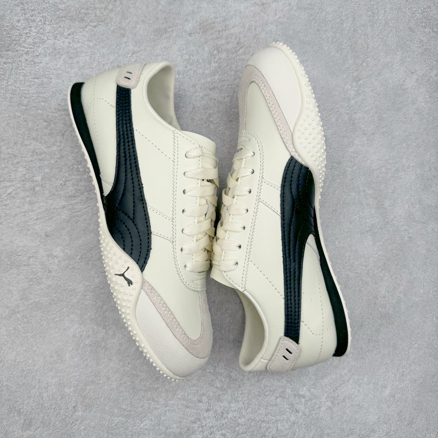 图片[3]-＃M纯原 PUMA Bella UT Low 彪马贝拉UT系列低帮薄底德训复古风经典百搭休闲慢跑鞋 继将 Speedcat OG 带回后，近日 Puma 再以品牌档案室的经典鞋型 Bella OG 为蓝本，推出契合时下薄底球鞋趋势的 Bella UT 鞋款。自 21 世纪初问世以来，Bella OG 鞋型以其独特的薄底设计和上翻外底设计收获了众多年轻拥趸，更是 PUMA DNA 中不可磨灭的经典。此番重新推出的 Bella UT 鞋款，整体鞋面采用上乘皮革材质，并延续 Formstrip 设计语言；鞋头处采用精致的包头设计，搭配麂皮材质提升质感；鞋底部分保留 Bella 鞋款标志性的薄底和点状橡胶外底，上翘的设计包裹鞋面；鞋舌与鞋跟分别点缀美洲狮 Logo 与品牌字母 Logo。值得一提的是，本次 Bella UT 鞋款搭载 SOFTFOAM+ 鞋垫，兼顾美学设计与穿着舒适度。而配色上则提供白、黄、蓝、银、粉五款颜色。尺码：36 37 37.5 38 39 39.5 40 40.5 41 42 42.5 43 44 44.5-选品中心