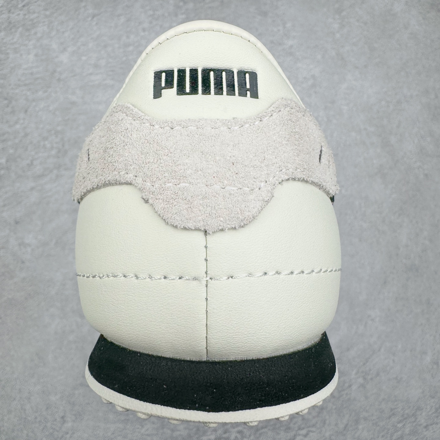 图片[8]-＃M纯原 PUMA Bella UT Low 彪马贝拉UT系列低帮薄底德训复古风经典百搭休闲慢跑鞋 继将 Speedcat OG 带回后，近日 Puma 再以品牌档案室的经典鞋型 Bella OG 为蓝本，推出契合时下薄底球鞋趋势的 Bella UT 鞋款。自 21 世纪初问世以来，Bella OG 鞋型以其独特的薄底设计和上翻外底设计收获了众多年轻拥趸，更是 PUMA DNA 中不可磨灭的经典。此番重新推出的 Bella UT 鞋款，整体鞋面采用上乘皮革材质，并延续 Formstrip 设计语言；鞋头处采用精致的包头设计，搭配麂皮材质提升质感；鞋底部分保留 Bella 鞋款标志性的薄底和点状橡胶外底，上翘的设计包裹鞋面；鞋舌与鞋跟分别点缀美洲狮 Logo 与品牌字母 Logo。值得一提的是，本次 Bella UT 鞋款搭载 SOFTFOAM+ 鞋垫，兼顾美学设计与穿着舒适度。而配色上则提供白、黄、蓝、银、粉五款颜色。尺码：36 37 37.5 38 39 39.5 40 40.5 41 42 42.5 43 44 44.5-选品中心