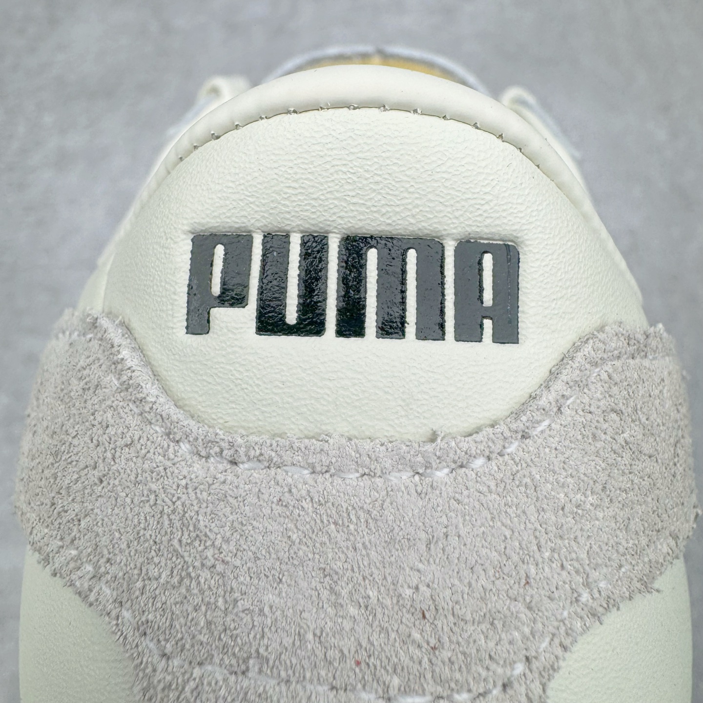 图片[16]-＃M纯原 PUMA Bella UT Low 彪马贝拉UT系列低帮薄底德训复古风经典百搭休闲慢跑鞋 继将 Speedcat OG 带回后，近日 Puma 再以品牌档案室的经典鞋型 Bella OG 为蓝本，推出契合时下薄底球鞋趋势的 Bella UT 鞋款。自 21 世纪初问世以来，Bella OG 鞋型以其独特的薄底设计和上翻外底设计收获了众多年轻拥趸，更是 PUMA DNA 中不可磨灭的经典。此番重新推出的 Bella UT 鞋款，整体鞋面采用上乘皮革材质，并延续 Formstrip 设计语言；鞋头处采用精致的包头设计，搭配麂皮材质提升质感；鞋底部分保留 Bella 鞋款标志性的薄底和点状橡胶外底，上翘的设计包裹鞋面；鞋舌与鞋跟分别点缀美洲狮 Logo 与品牌字母 Logo。值得一提的是，本次 Bella UT 鞋款搭载 SOFTFOAM+ 鞋垫，兼顾美学设计与穿着舒适度。而配色上则提供白、黄、蓝、银、粉五款颜色。尺码：36 37 37.5 38 39 39.5 40 40.5 41 42 42.5 43 44 44.5-选品中心
