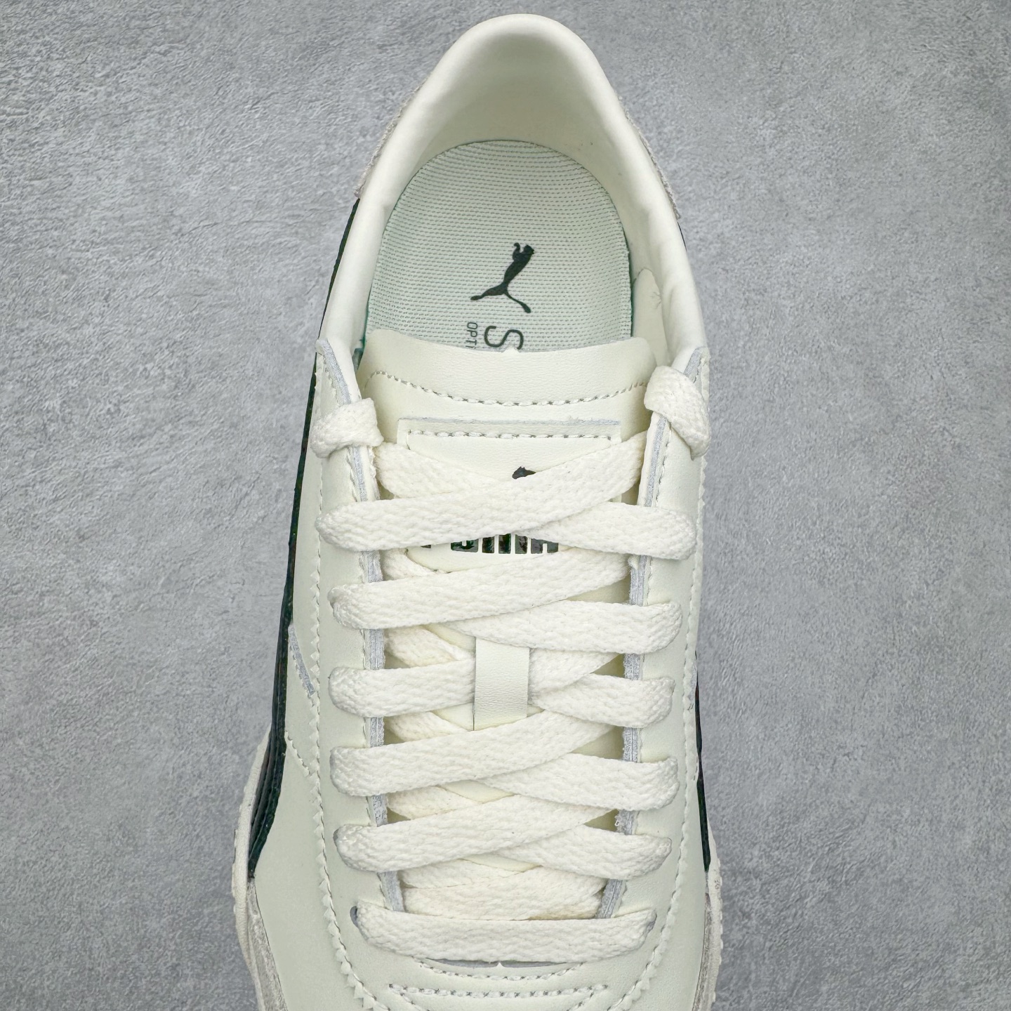 图片[5]-＃M纯原 PUMA Bella UT Low 彪马贝拉UT系列低帮薄底德训复古风经典百搭休闲慢跑鞋 继将 Speedcat OG 带回后，近日 Puma 再以品牌档案室的经典鞋型 Bella OG 为蓝本，推出契合时下薄底球鞋趋势的 Bella UT 鞋款。自 21 世纪初问世以来，Bella OG 鞋型以其独特的薄底设计和上翻外底设计收获了众多年轻拥趸，更是 PUMA DNA 中不可磨灭的经典。此番重新推出的 Bella UT 鞋款，整体鞋面采用上乘皮革材质，并延续 Formstrip 设计语言；鞋头处采用精致的包头设计，搭配麂皮材质提升质感；鞋底部分保留 Bella 鞋款标志性的薄底和点状橡胶外底，上翘的设计包裹鞋面；鞋舌与鞋跟分别点缀美洲狮 Logo 与品牌字母 Logo。值得一提的是，本次 Bella UT 鞋款搭载 SOFTFOAM+ 鞋垫，兼顾美学设计与穿着舒适度。而配色上则提供白、黄、蓝、银、粉五款颜色。尺码：36 37 37.5 38 39 39.5 40 40.5 41 42 42.5 43 44 44.5-选品中心