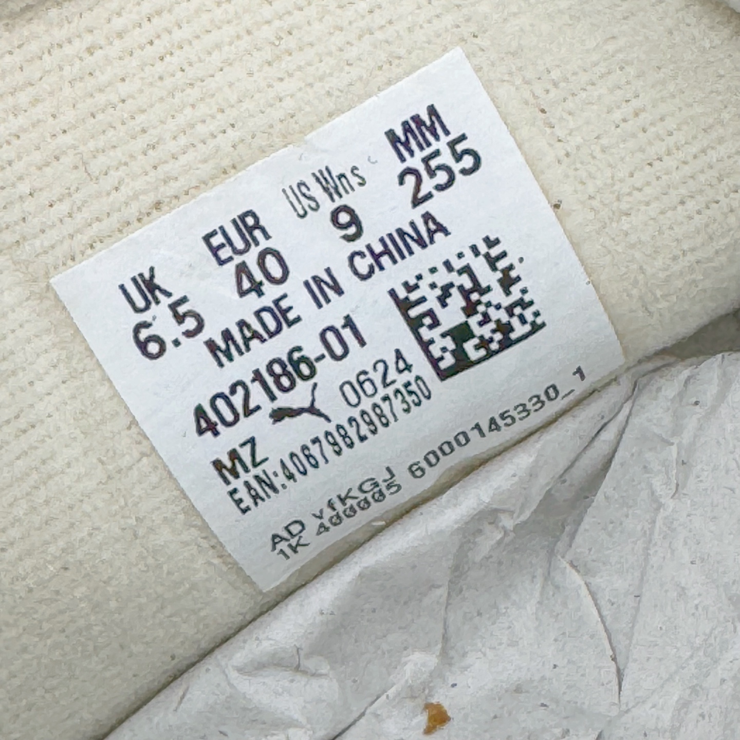 图片[13]-＃M纯原 PUMA Bella UT Low 彪马贝拉UT系列低帮薄底德训复古风经典百搭休闲慢跑鞋 继将 Speedcat OG 带回后，近日 Puma 再以品牌档案室的经典鞋型 Bella OG 为蓝本，推出契合时下薄底球鞋趋势的 Bella UT 鞋款。自 21 世纪初问世以来，Bella OG 鞋型以其独特的薄底设计和上翻外底设计收获了众多年轻拥趸，更是 PUMA DNA 中不可磨灭的经典。此番重新推出的 Bella UT 鞋款，整体鞋面采用上乘皮革材质，并延续 Formstrip 设计语言；鞋头处采用精致的包头设计，搭配麂皮材质提升质感；鞋底部分保留 Bella 鞋款标志性的薄底和点状橡胶外底，上翘的设计包裹鞋面；鞋舌与鞋跟分别点缀美洲狮 Logo 与品牌字母 Logo。值得一提的是，本次 Bella UT 鞋款搭载 SOFTFOAM+ 鞋垫，兼顾美学设计与穿着舒适度。而配色上则提供白、黄、蓝、银、粉五款颜色。尺码：36 37 37.5 38 39 39.5 40 40.5 41 42 42.5 43 44 44.5-选品中心