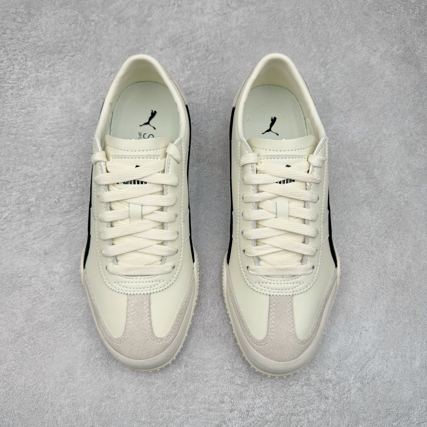 图片[2]-＃M纯原 PUMA Bella UT Low 彪马贝拉UT系列低帮薄底德训复古风经典百搭休闲慢跑鞋 继将 Speedcat OG 带回后，近日 Puma 再以品牌档案室的经典鞋型 Bella OG 为蓝本，推出契合时下薄底球鞋趋势的 Bella UT 鞋款。自 21 世纪初问世以来，Bella OG 鞋型以其独特的薄底设计和上翻外底设计收获了众多年轻拥趸，更是 PUMA DNA 中不可磨灭的经典。此番重新推出的 Bella UT 鞋款，整体鞋面采用上乘皮革材质，并延续 Formstrip 设计语言；鞋头处采用精致的包头设计，搭配麂皮材质提升质感；鞋底部分保留 Bella 鞋款标志性的薄底和点状橡胶外底，上翘的设计包裹鞋面；鞋舌与鞋跟分别点缀美洲狮 Logo 与品牌字母 Logo。值得一提的是，本次 Bella UT 鞋款搭载 SOFTFOAM+ 鞋垫，兼顾美学设计与穿着舒适度。而配色上则提供白、黄、蓝、银、粉五款颜色。尺码：36 37 37.5 38 39 39.5 40 40.5 41 42 42.5 43 44 44.5-选品中心