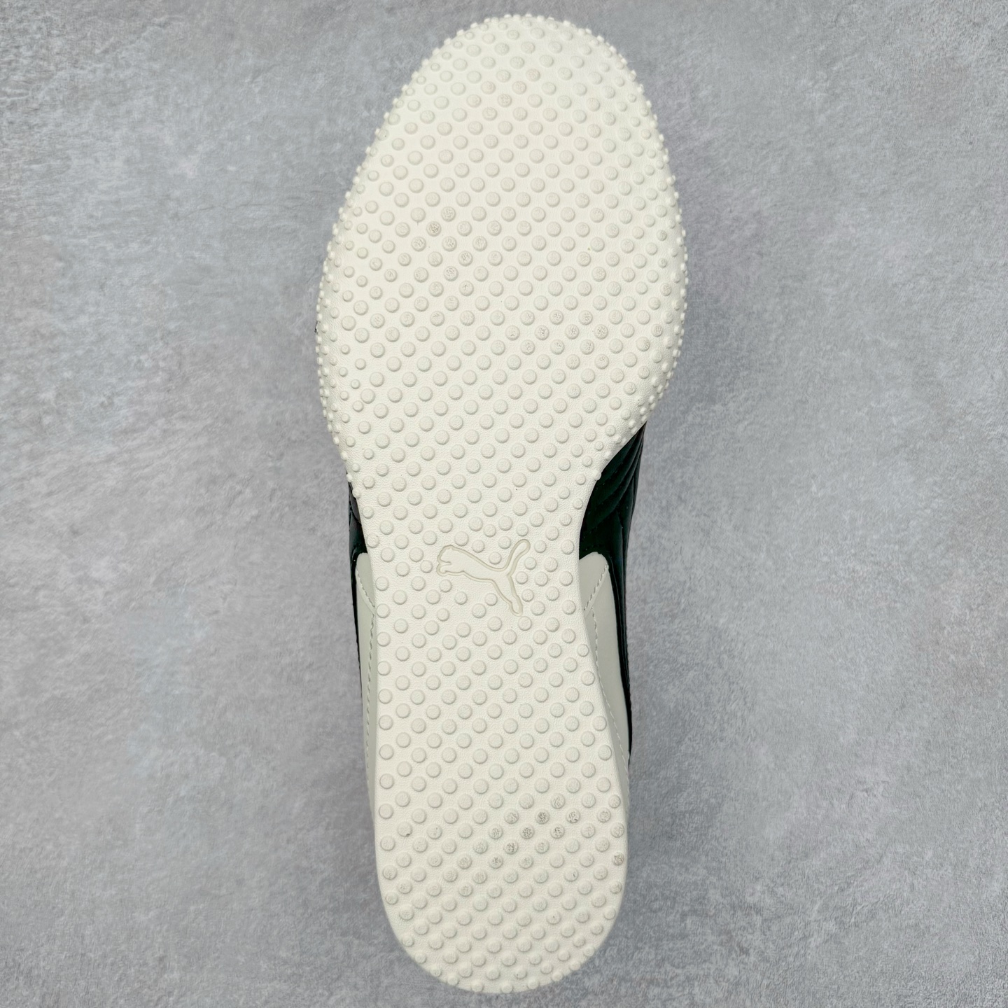 图片[9]-＃M纯原 PUMA Bella UT Low 彪马贝拉UT系列低帮薄底德训复古风经典百搭休闲慢跑鞋 继将 Speedcat OG 带回后，近日 Puma 再以品牌档案室的经典鞋型 Bella OG 为蓝本，推出契合时下薄底球鞋趋势的 Bella UT 鞋款。自 21 世纪初问世以来，Bella OG 鞋型以其独特的薄底设计和上翻外底设计收获了众多年轻拥趸，更是 PUMA DNA 中不可磨灭的经典。此番重新推出的 Bella UT 鞋款，整体鞋面采用上乘皮革材质，并延续 Formstrip 设计语言；鞋头处采用精致的包头设计，搭配麂皮材质提升质感；鞋底部分保留 Bella 鞋款标志性的薄底和点状橡胶外底，上翘的设计包裹鞋面；鞋舌与鞋跟分别点缀美洲狮 Logo 与品牌字母 Logo。值得一提的是，本次 Bella UT 鞋款搭载 SOFTFOAM+ 鞋垫，兼顾美学设计与穿着舒适度。而配色上则提供白、黄、蓝、银、粉五款颜色。尺码：36 37 37.5 38 39 39.5 40 40.5 41 42 42.5 43 44 44.5-选品中心