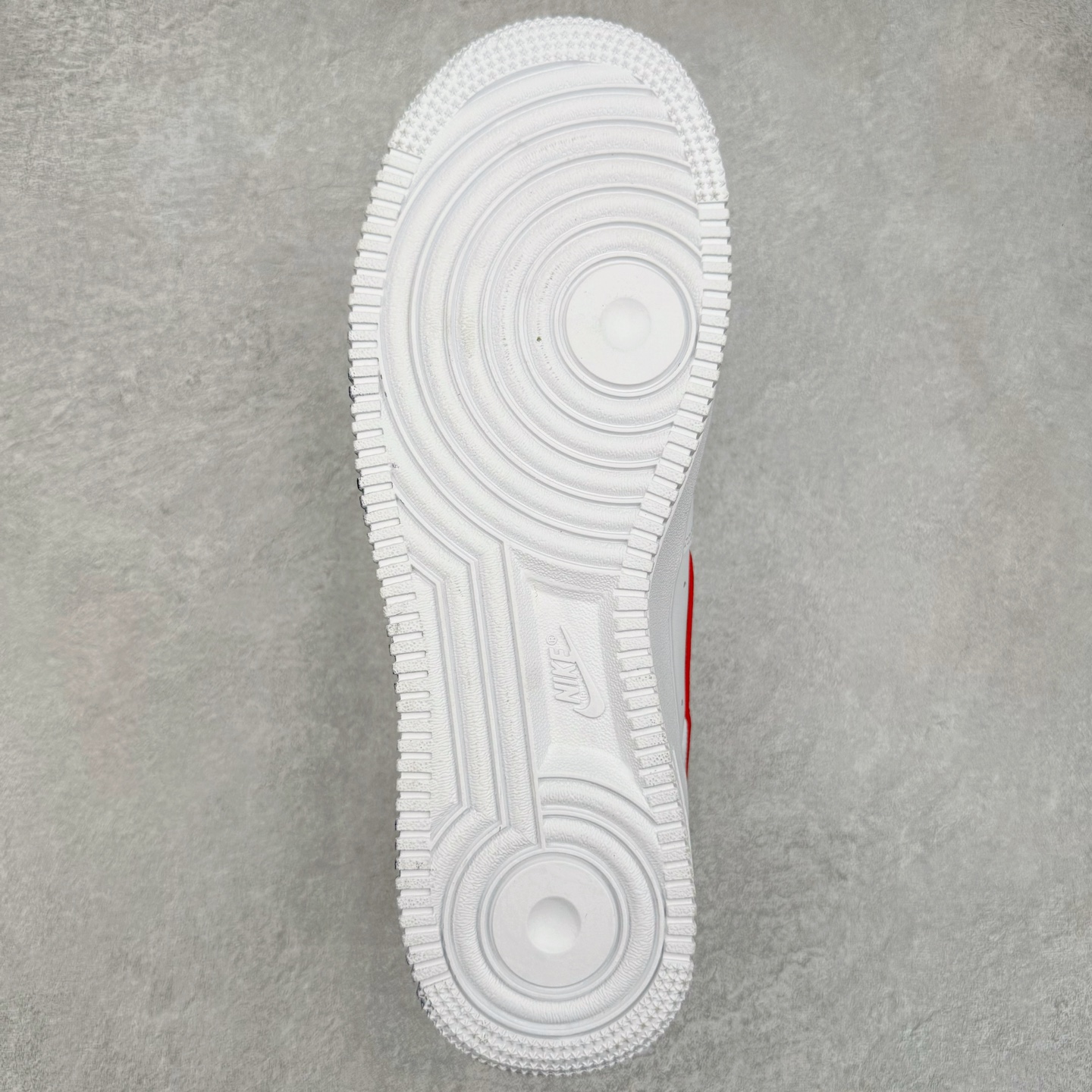 图片[9]-NK Air Force 1´07 Low 空军一号低帮百搭休闲运动板鞋 CU9225-101 柔软、弹性十足的缓震性能和出色的中底设计 横跨复古与现代的外型结合 造就出风靡全球 三十多年的Force 1 直到今天还深受青睐 尺码：36 36.5 37.5 38 38.5 39 40 40.5 41 42 42.5 43 44 44.5 45-选品中心