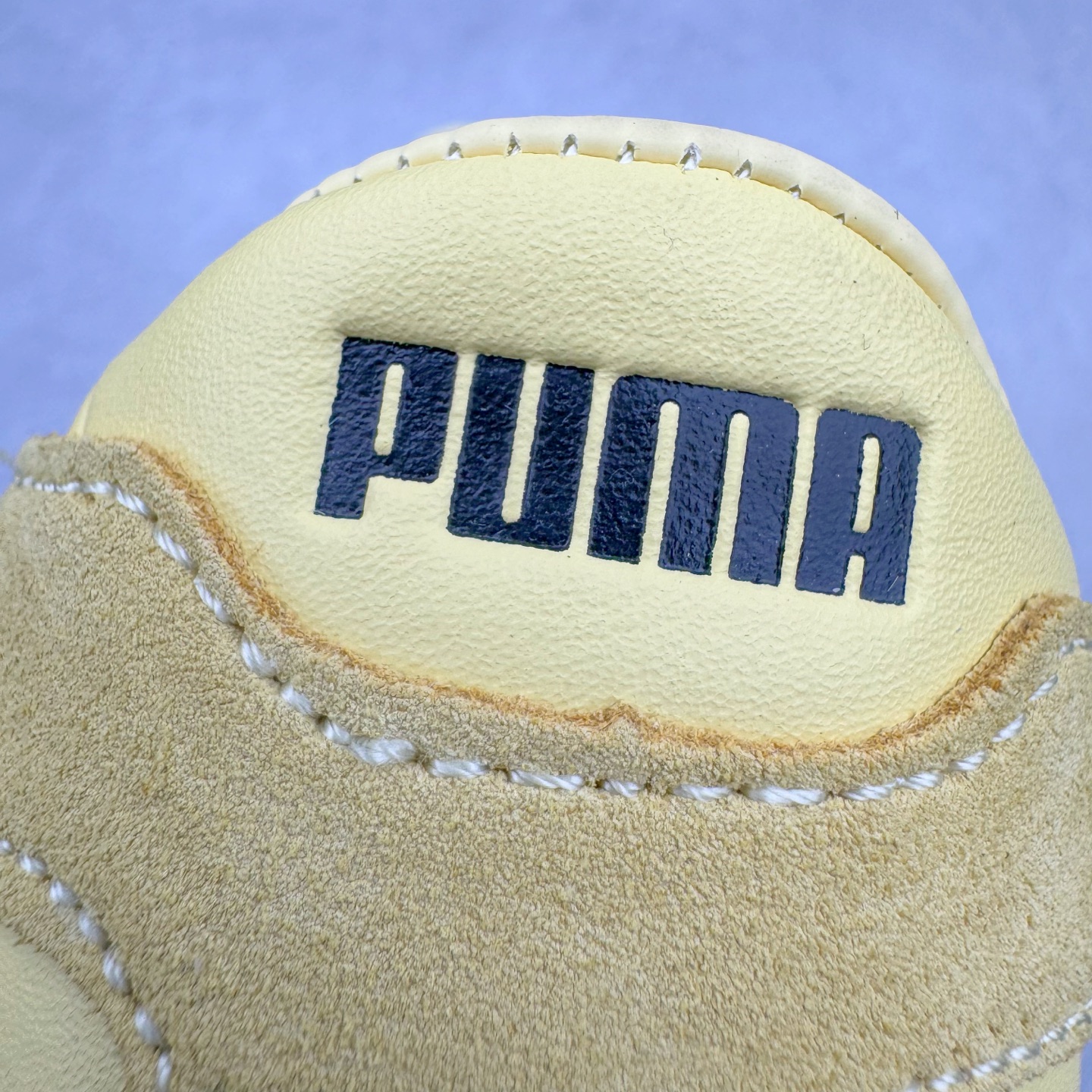 图片[16]-＃M纯原 PUMA Bella UT Low 彪马贝拉UT系列低帮薄底德训复古风经典百搭休闲慢跑鞋 继将 Speedcat OG 带回后，近日 Puma 再以品牌档案室的经典鞋型 Bella OG 为蓝本，推出契合时下薄底球鞋趋势的 Bella UT 鞋款。自 21 世纪初问世以来，Bella OG 鞋型以其独特的薄底设计和上翻外底设计收获了众多年轻拥趸，更是 PUMA DNA 中不可磨灭的经典。此番重新推出的 Bella UT 鞋款，整体鞋面采用上乘皮革材质，并延续 Formstrip 设计语言；鞋头处采用精致的包头设计，搭配麂皮材质提升质感；鞋底部分保留 Bella 鞋款标志性的薄底和点状橡胶外底，上翘的设计包裹鞋面；鞋舌与鞋跟分别点缀美洲狮 Logo 与品牌字母 Logo。值得一提的是，本次 Bella UT 鞋款搭载 SOFTFOAM+ 鞋垫，兼顾美学设计与穿着舒适度。而配色上则提供白、黄、蓝、银、粉五款颜色。尺码：36 37 37.5 38 39 39.5 40 40.5 41 42 42.5 43 44 44.5-选品中心