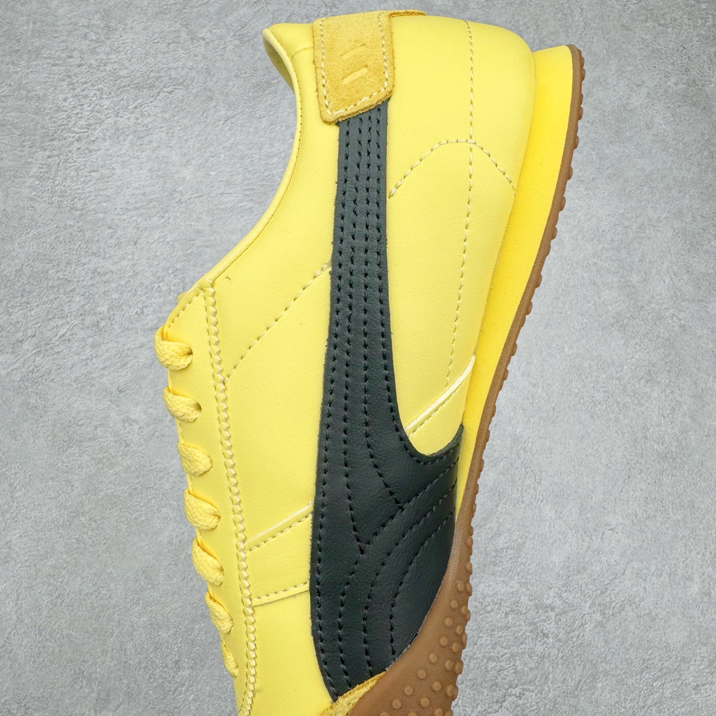 图片[7]-＃M纯原 PUMA Bella UT Low 彪马贝拉UT系列低帮薄底德训复古风经典百搭休闲慢跑鞋 继将 Speedcat OG 带回后，近日 Puma 再以品牌档案室的经典鞋型 Bella OG 为蓝本，推出契合时下薄底球鞋趋势的 Bella UT 鞋款。自 21 世纪初问世以来，Bella OG 鞋型以其独特的薄底设计和上翻外底设计收获了众多年轻拥趸，更是 PUMA DNA 中不可磨灭的经典。此番重新推出的 Bella UT 鞋款，整体鞋面采用上乘皮革材质，并延续 Formstrip 设计语言；鞋头处采用精致的包头设计，搭配麂皮材质提升质感；鞋底部分保留 Bella 鞋款标志性的薄底和点状橡胶外底，上翘的设计包裹鞋面；鞋舌与鞋跟分别点缀美洲狮 Logo 与品牌字母 Logo。值得一提的是，本次 Bella UT 鞋款搭载 SOFTFOAM+ 鞋垫，兼顾美学设计与穿着舒适度。而配色上则提供白、黄、蓝、银、粉五款颜色。尺码：36 37 37.5 38 39 39.5 40 40.5 41 42 42.5 43 44 44.5-选品中心