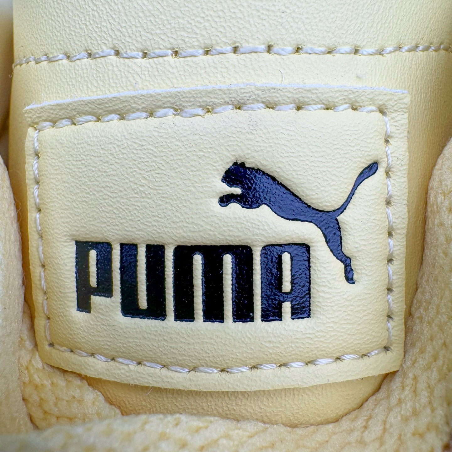 图片[10]-＃M纯原 PUMA Bella UT Low 彪马贝拉UT系列低帮薄底德训复古风经典百搭休闲慢跑鞋 继将 Speedcat OG 带回后，近日 Puma 再以品牌档案室的经典鞋型 Bella OG 为蓝本，推出契合时下薄底球鞋趋势的 Bella UT 鞋款。自 21 世纪初问世以来，Bella OG 鞋型以其独特的薄底设计和上翻外底设计收获了众多年轻拥趸，更是 PUMA DNA 中不可磨灭的经典。此番重新推出的 Bella UT 鞋款，整体鞋面采用上乘皮革材质，并延续 Formstrip 设计语言；鞋头处采用精致的包头设计，搭配麂皮材质提升质感；鞋底部分保留 Bella 鞋款标志性的薄底和点状橡胶外底，上翘的设计包裹鞋面；鞋舌与鞋跟分别点缀美洲狮 Logo 与品牌字母 Logo。值得一提的是，本次 Bella UT 鞋款搭载 SOFTFOAM+ 鞋垫，兼顾美学设计与穿着舒适度。而配色上则提供白、黄、蓝、银、粉五款颜色。尺码：36 37 37.5 38 39 39.5 40 40.5 41 42 42.5 43 44 44.5-选品中心