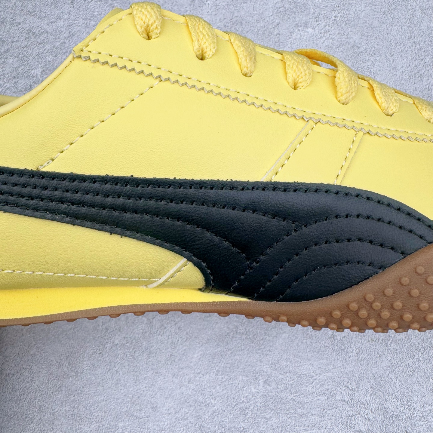 图片[18]-＃M纯原 PUMA Bella UT Low 彪马贝拉UT系列低帮薄底德训复古风经典百搭休闲慢跑鞋 继将 Speedcat OG 带回后，近日 Puma 再以品牌档案室的经典鞋型 Bella OG 为蓝本，推出契合时下薄底球鞋趋势的 Bella UT 鞋款。自 21 世纪初问世以来，Bella OG 鞋型以其独特的薄底设计和上翻外底设计收获了众多年轻拥趸，更是 PUMA DNA 中不可磨灭的经典。此番重新推出的 Bella UT 鞋款，整体鞋面采用上乘皮革材质，并延续 Formstrip 设计语言；鞋头处采用精致的包头设计，搭配麂皮材质提升质感；鞋底部分保留 Bella 鞋款标志性的薄底和点状橡胶外底，上翘的设计包裹鞋面；鞋舌与鞋跟分别点缀美洲狮 Logo 与品牌字母 Logo。值得一提的是，本次 Bella UT 鞋款搭载 SOFTFOAM+ 鞋垫，兼顾美学设计与穿着舒适度。而配色上则提供白、黄、蓝、银、粉五款颜色。尺码：36 37 37.5 38 39 39.5 40 40.5 41 42 42.5 43 44 44.5-选品中心