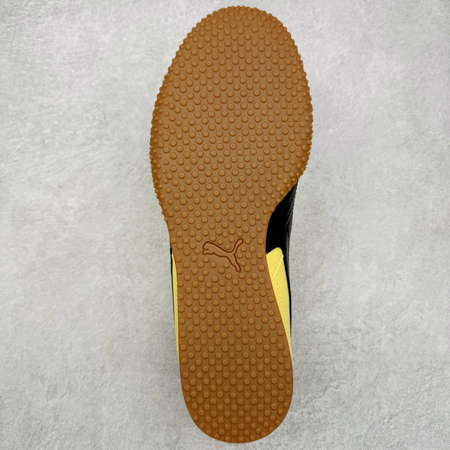 图片[9]-＃M纯原 PUMA Bella UT Low 彪马贝拉UT系列低帮薄底德训复古风经典百搭休闲慢跑鞋 继将 Speedcat OG 带回后，近日 Puma 再以品牌档案室的经典鞋型 Bella OG 为蓝本，推出契合时下薄底球鞋趋势的 Bella UT 鞋款。自 21 世纪初问世以来，Bella OG 鞋型以其独特的薄底设计和上翻外底设计收获了众多年轻拥趸，更是 PUMA DNA 中不可磨灭的经典。此番重新推出的 Bella UT 鞋款，整体鞋面采用上乘皮革材质，并延续 Formstrip 设计语言；鞋头处采用精致的包头设计，搭配麂皮材质提升质感；鞋底部分保留 Bella 鞋款标志性的薄底和点状橡胶外底，上翘的设计包裹鞋面；鞋舌与鞋跟分别点缀美洲狮 Logo 与品牌字母 Logo。值得一提的是，本次 Bella UT 鞋款搭载 SOFTFOAM+ 鞋垫，兼顾美学设计与穿着舒适度。而配色上则提供白、黄、蓝、银、粉五款颜色。尺码：36 37 37.5 38 39 39.5 40 40.5 41 42 42.5 43 44 44.5-选品中心